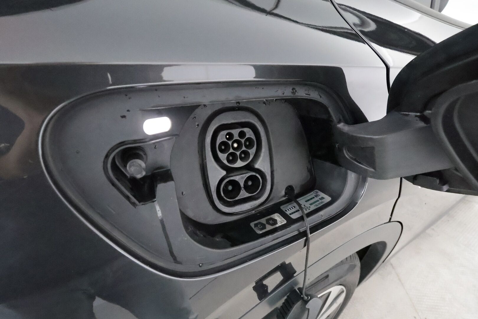 VOLKSWAGEN ID.4 2021 Pro Performance 150kW 1st **Lämpöpumppu / Koukku / Adapt.Vakkari / LED-valot / P.kamera / Navi / Kaistavahti** - Kahdet Renkaat 