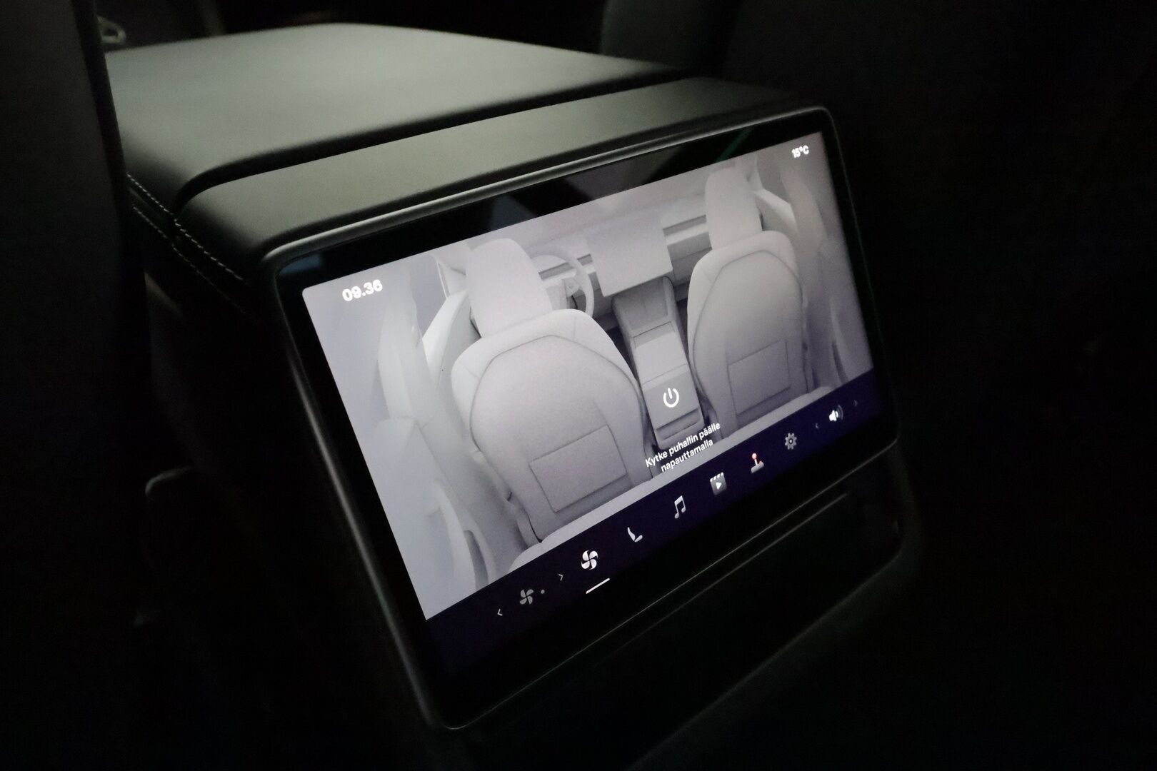 TESLA MODEL 3 2024 Long Range AWD **Lämpöpumppu / Koukku / Adapt.Vakkari / Matrix-LED / P.kamera / Ilmastoitu Muistipenkki / Lasikatto** - 3,99 % KORKOTARJOUS TÄHÄN AUTOON - Kahdet Renkaat