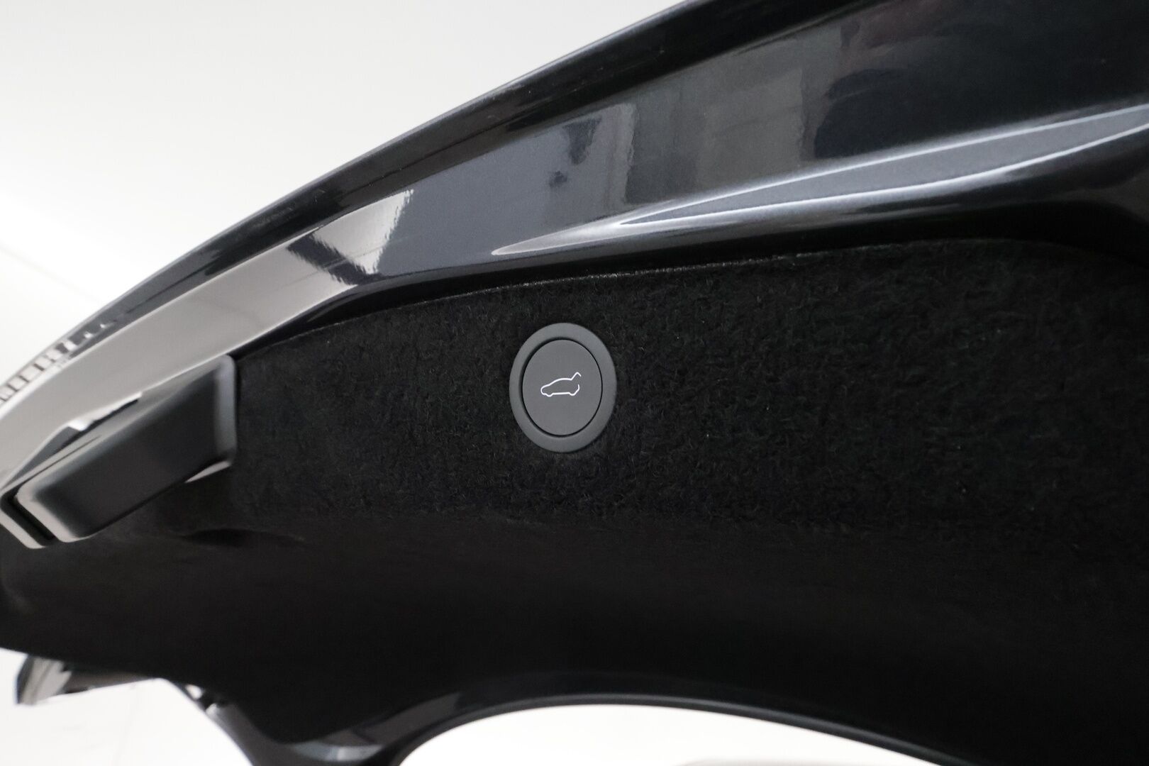 TESLA MODEL 3 2024 Long Range AWD **Lämpöpumppu / Koukku / Adapt.Vakkari / Matrix-LED / P.kamera / Ilmastoitu Muistipenkki / Lasikatto** - 3,99 % KORKOTARJOUS TÄHÄN AUTOON - Kahdet Renkaat