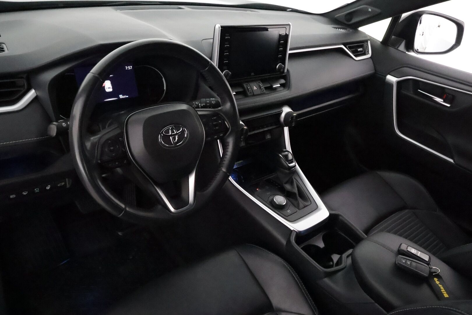 TOYOTA RAV4 2021 2,5 Hybrid AWD-i Style Attitude Black **Adapt.Vakkari / JBL / LED-valot / 360° / Koukku / Kaistavahti / KeylessGO** - 3,99 % KORKOTARJOUS TÄHÄN AUTOON - Adapt.Vakkari / JBL / LED-valot / 360° / Koukku / Kaistavahti / Keyless