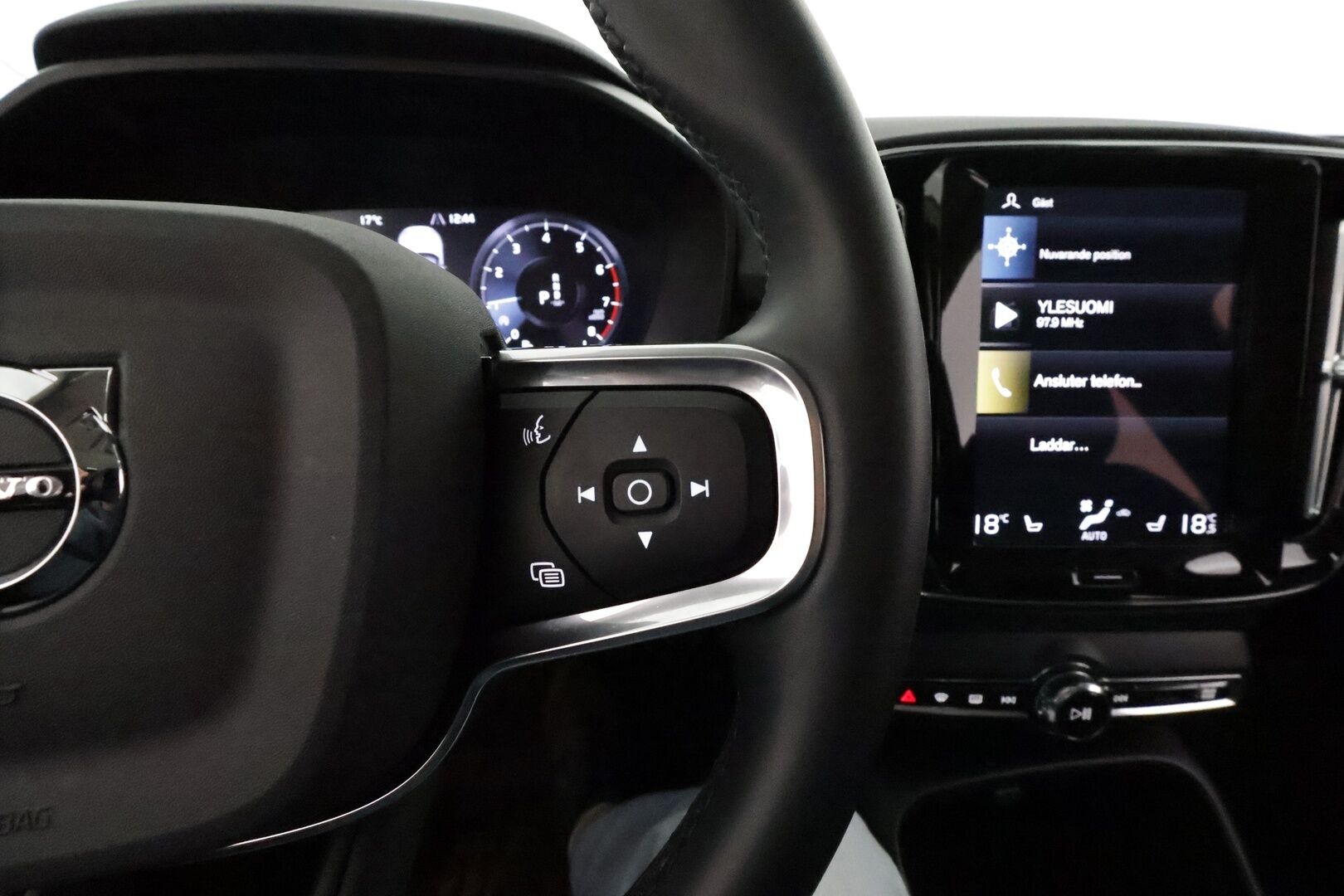 Volvo XC40 2022 T2 Business aut **Adapt.vakkari / P.kamera / Digimittaristo / Sähköluukku / Webasto / KeylessGo** - Kahdet renkaat aluvanteilla / Merkkihuollettu