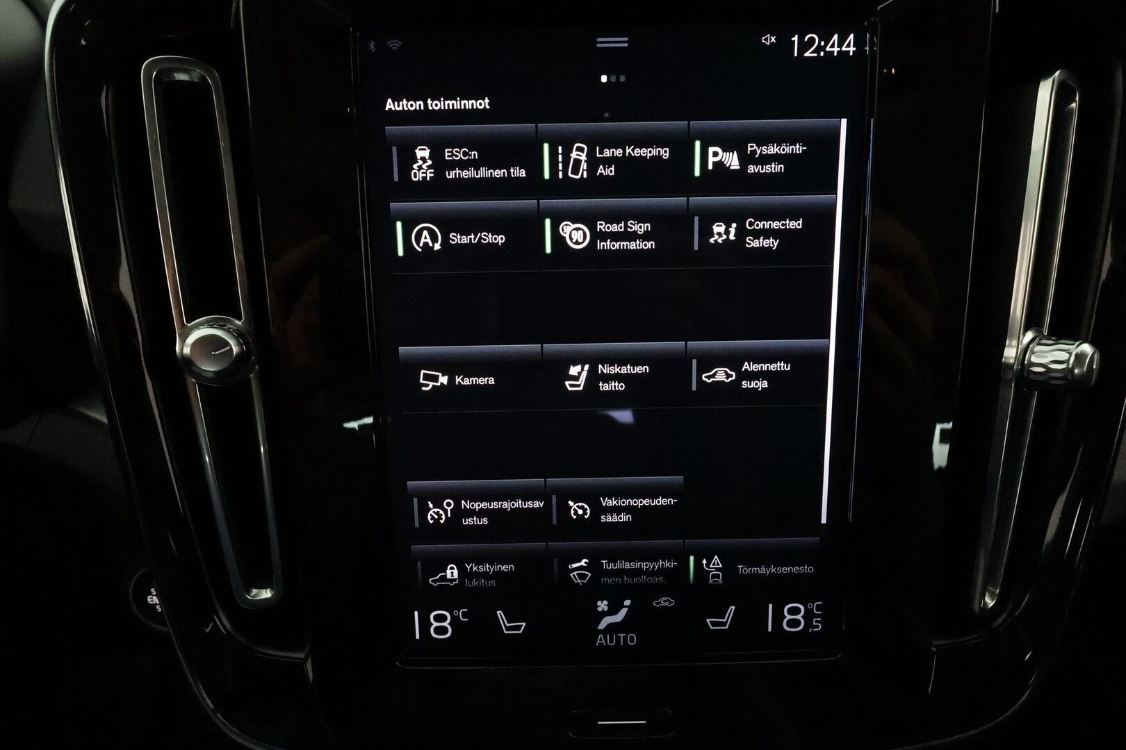 Volvo XC40 2022 T2 Business aut **Adapt.vakkari / P.kamera / Digimittaristo / Sähköluukku / Webasto / KeylessGo** - Kahdet renkaat aluvanteilla / Merkkihuollettu