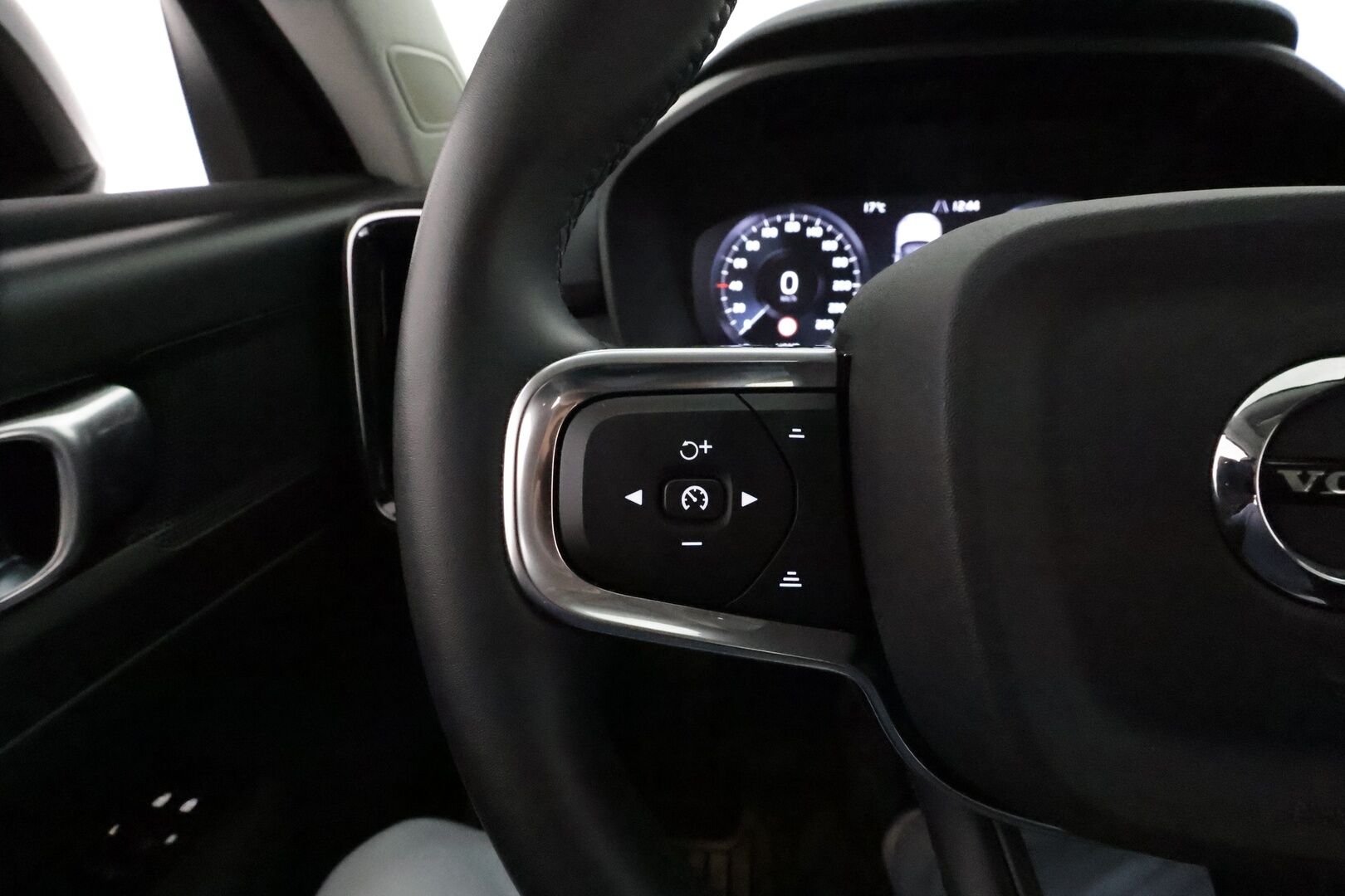 Volvo XC40 2022 T2 Business aut **Adapt.vakkari / P.kamera / Digimittaristo / Sähköluukku / Webasto / KeylessGo** - Kahdet renkaat aluvanteilla / Merkkihuollettu