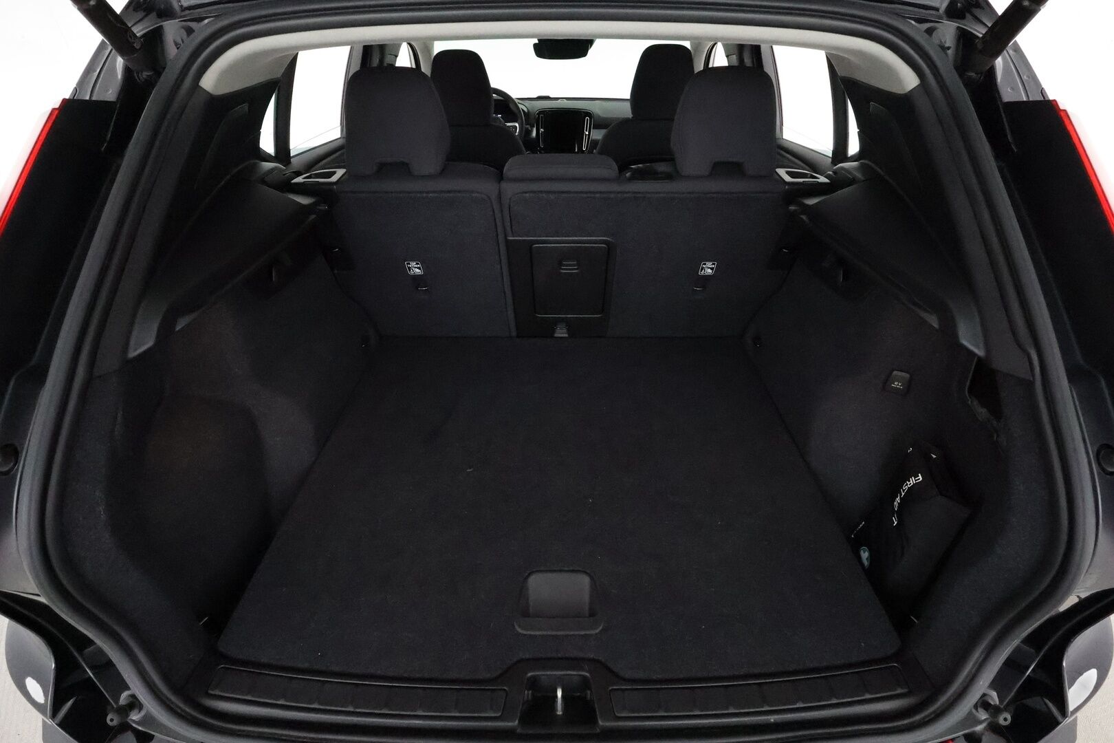 Volvo XC40 2022 T2 Business aut **Adapt.vakkari / P.kamera / Digimittaristo / Sähköluukku / Webasto / KeylessGo** - Kahdet renkaat aluvanteilla / Merkkihuollettu