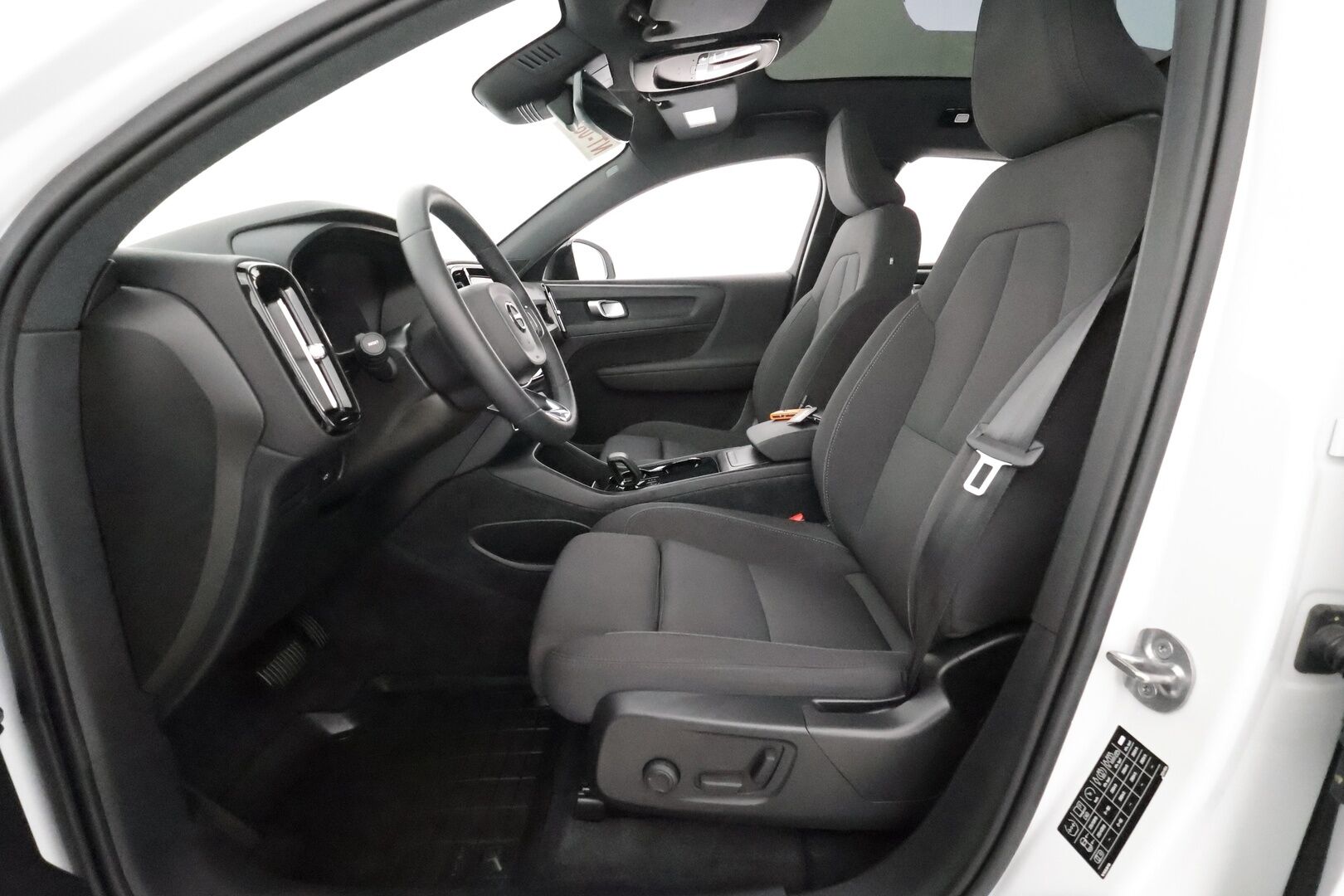 Volvo C40 2023 Recharge Single Motor Plus **Lasikatto / Lämpöpumppu / Adapt.Vakkari / P.Kamera / Sporttipenkki Muistilla / LED-valot** - 3,99 % KORKOTARJOUS TÄHÄN AUTOON - Akku kuntotarkastettu / Navi / Kaistavahti / KeylessGO / 2x Renkaat / Akku Kuntotarkistettu!