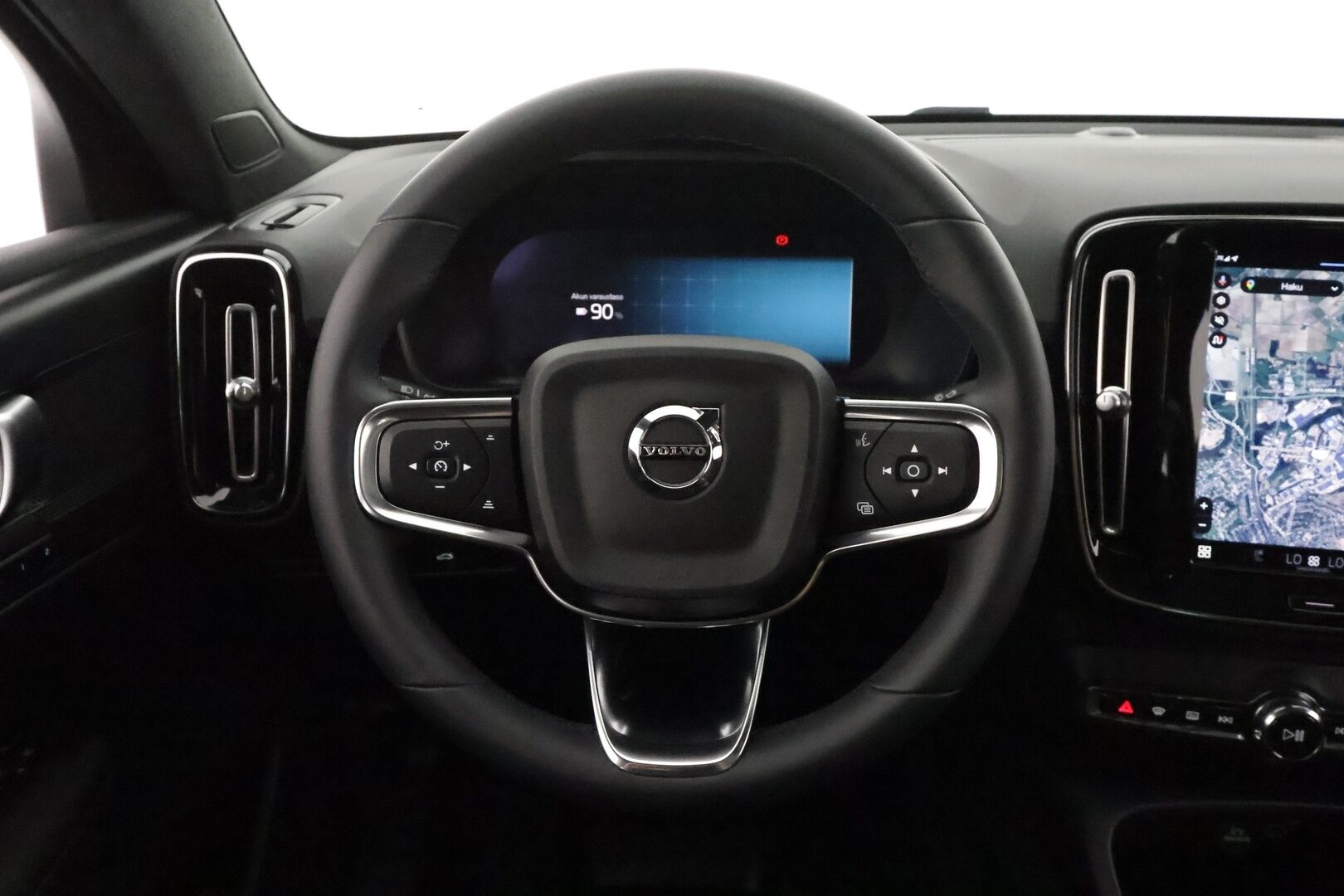 Volvo C40 2023 Recharge Single Motor Plus **Lasikatto / Lämpöpumppu / Adapt.Vakkari / P.Kamera / Sporttipenkki Muistilla / LED-valot** - 3,99 % KORKOTARJOUS TÄHÄN AUTOON - Akku kuntotarkastettu / Navi / Kaistavahti / KeylessGO / 2x Renkaat / Akku Kuntotarkistettu!