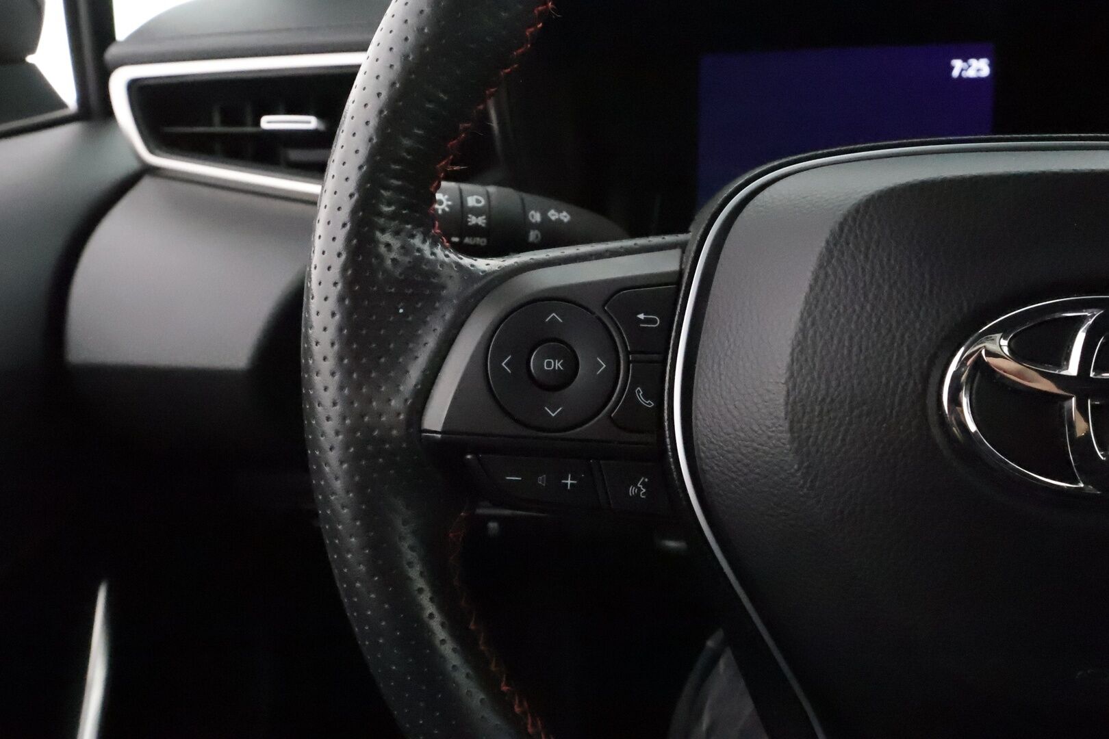 TOYOTA COROLLA 2022 Hatchback 1,8 Hybrid Active GR Sport - Adapt.Vakkari / HUD / Peruutuskamera / Adapt.LED / Puolinahkasisusta / Ratinlämmitys / Langaton lataus / Siisti yksilö!