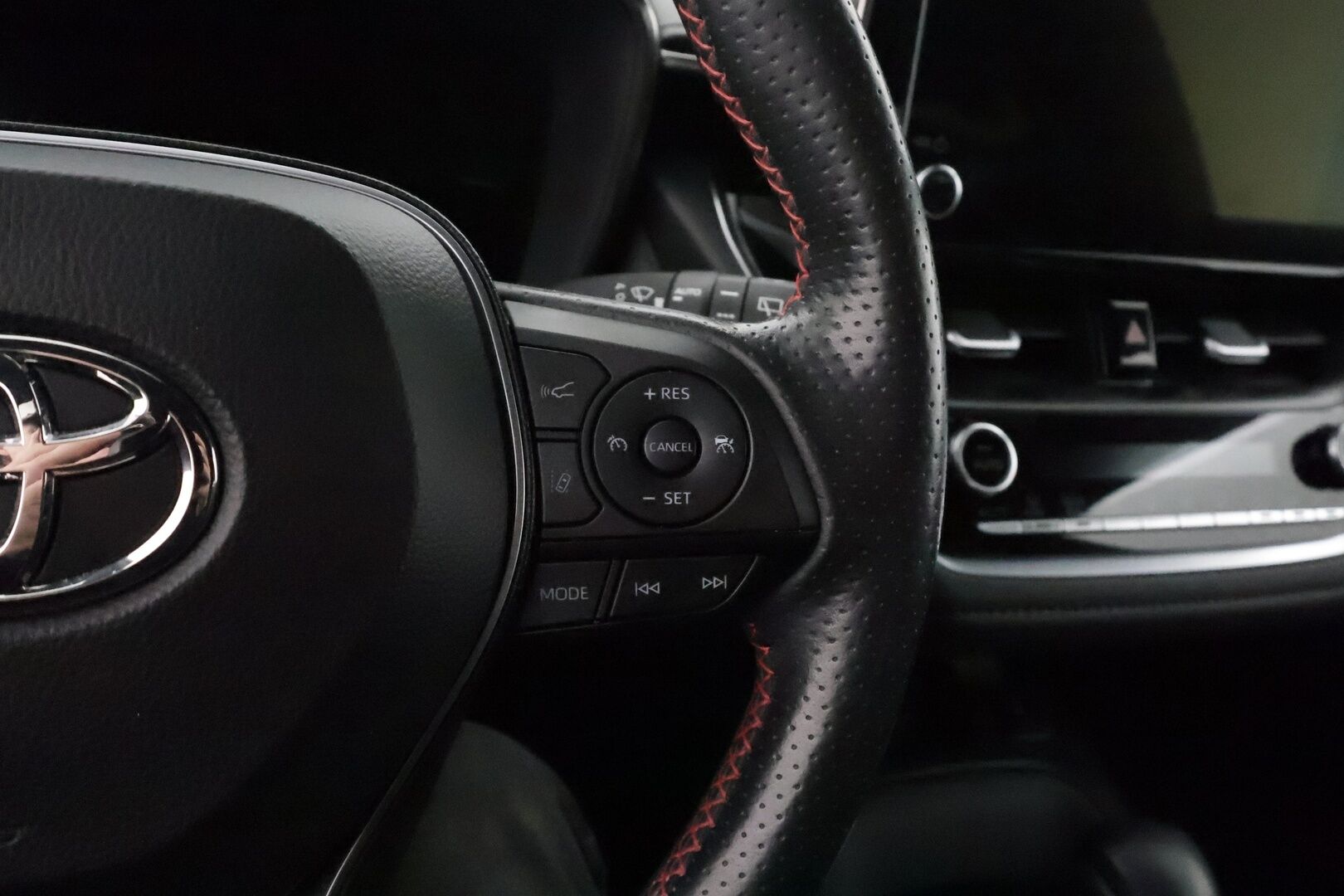 TOYOTA COROLLA 2022 Hatchback 1,8 Hybrid Active GR Sport - Adapt.Vakkari / HUD / Peruutuskamera / Adapt.LED / Puolinahkasisusta / Ratinlämmitys / Langaton lataus / Siisti yksilö!