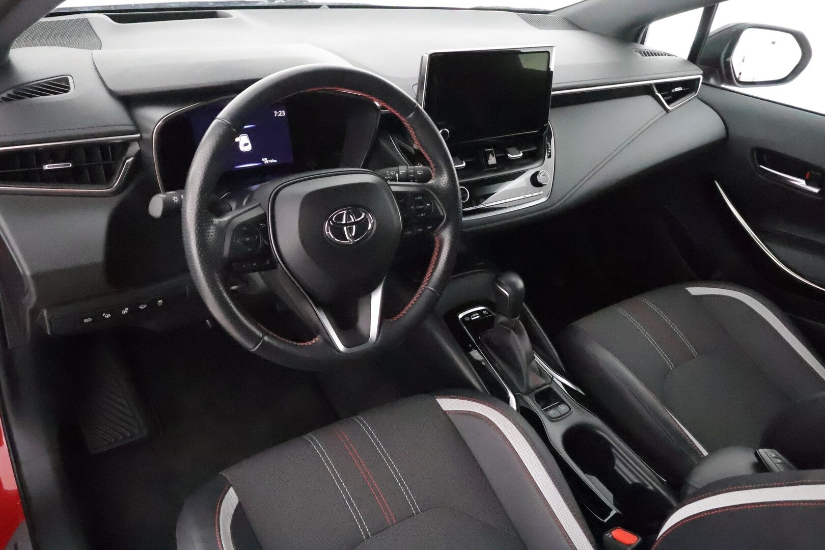 TOYOTA COROLLA 2022 Hatchback 1,8 Hybrid Active GR Sport - Adapt.Vakkari / HUD / Peruutuskamera / Adapt.LED / Puolinahkasisusta / Ratinlämmitys / Langaton lataus / Siisti yksilö!