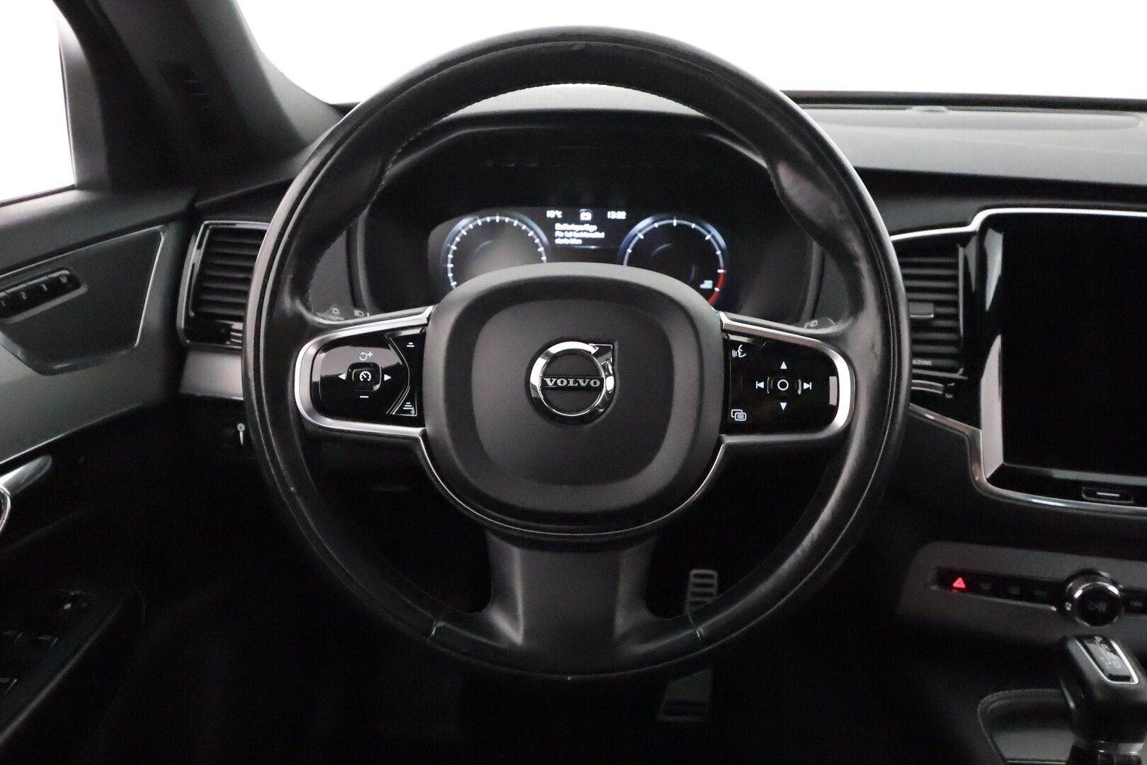 Volvo XC90 2016 D5 AWD R-Design aut 7-Paik **Panorama / ACC / HUD / Ilma-alusta / Sporttinahat Muistilla / Webasto / Koukku / Full-LED** - 3,99 % KORKOTARJOUS TÄHÄN AUTOON - Todella kattavilla varusteilla ja harvinaisella värillä Volvojen kuningas malli! / Juuri katsastettu!