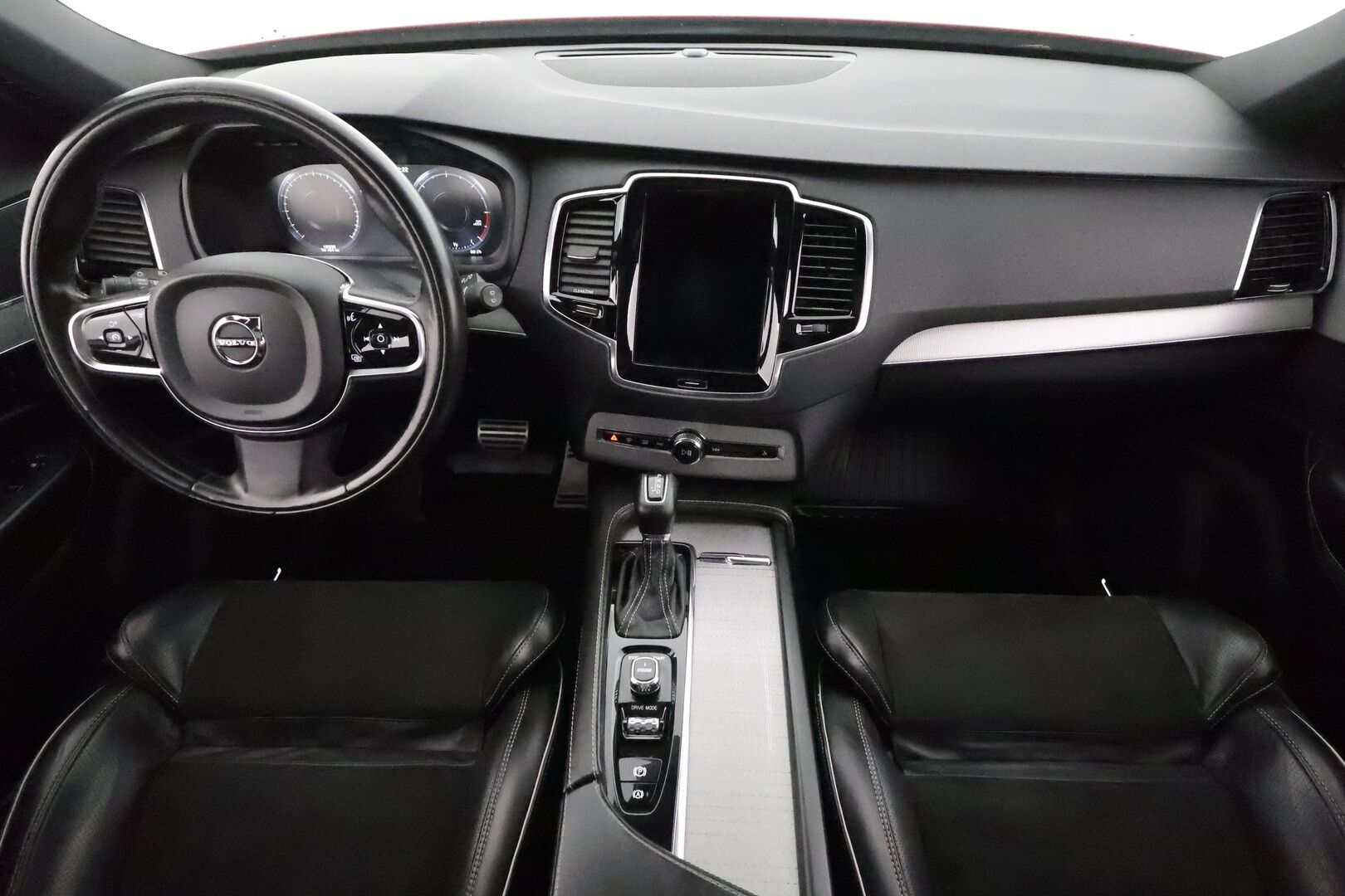 Volvo XC90 2016 D5 AWD R-Design aut 7-Paik **Panorama / ACC / HUD / Ilma-alusta / Sporttinahat Muistilla / Webasto / Koukku / Full-LED** - 3,99 % KORKOTARJOUS TÄHÄN AUTOON - Todella kattavilla varusteilla ja harvinaisella värillä Volvojen kuningas malli! / Juuri katsastettu!