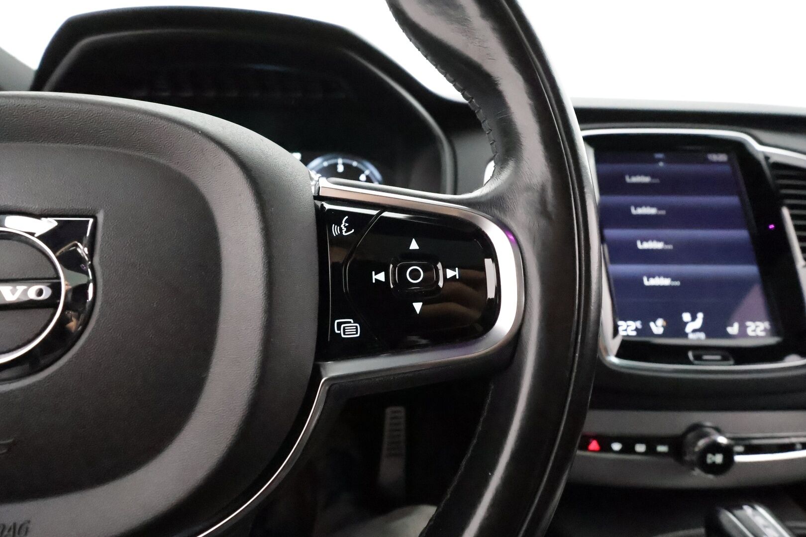 Volvo XC90 2016 D5 AWD R-Design aut 7-Paik **Panorama / ACC / HUD / Ilma-alusta / Sporttinahat Muistilla / Webasto / Koukku / Full-LED** - 3,99 % KORKOTARJOUS TÄHÄN AUTOON - Todella kattavilla varusteilla ja harvinaisella värillä Volvojen kuningas malli! / Juuri katsastettu!