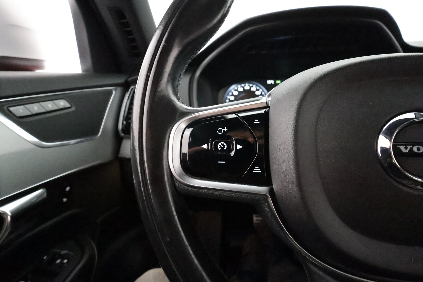 Volvo XC90 2016 D5 AWD R-Design aut 7-Paik **Panorama / ACC / HUD / Ilma-alusta / Sporttinahat Muistilla / Webasto / Koukku / Full-LED** - 3,99 % KORKOTARJOUS TÄHÄN AUTOON - Todella kattavilla varusteilla ja harvinaisella värillä Volvojen kuningas malli! / Juuri katsastettu!