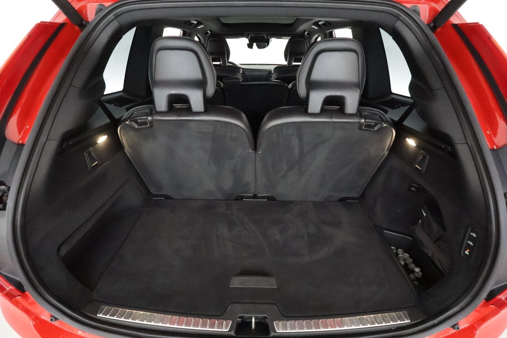 Volvo XC90 2016 D5 AWD R-Design aut 7-Paik **Panorama / ACC / HUD / Ilma-alusta / Sporttinahat Muistilla / Webasto / Koukku / Full-LED** - 3,99 % KORKOTARJOUS TÄHÄN AUTOON - Todella kattavilla varusteilla ja harvinaisella värillä Volvojen kuningas malli! / Juuri katsastettu!
