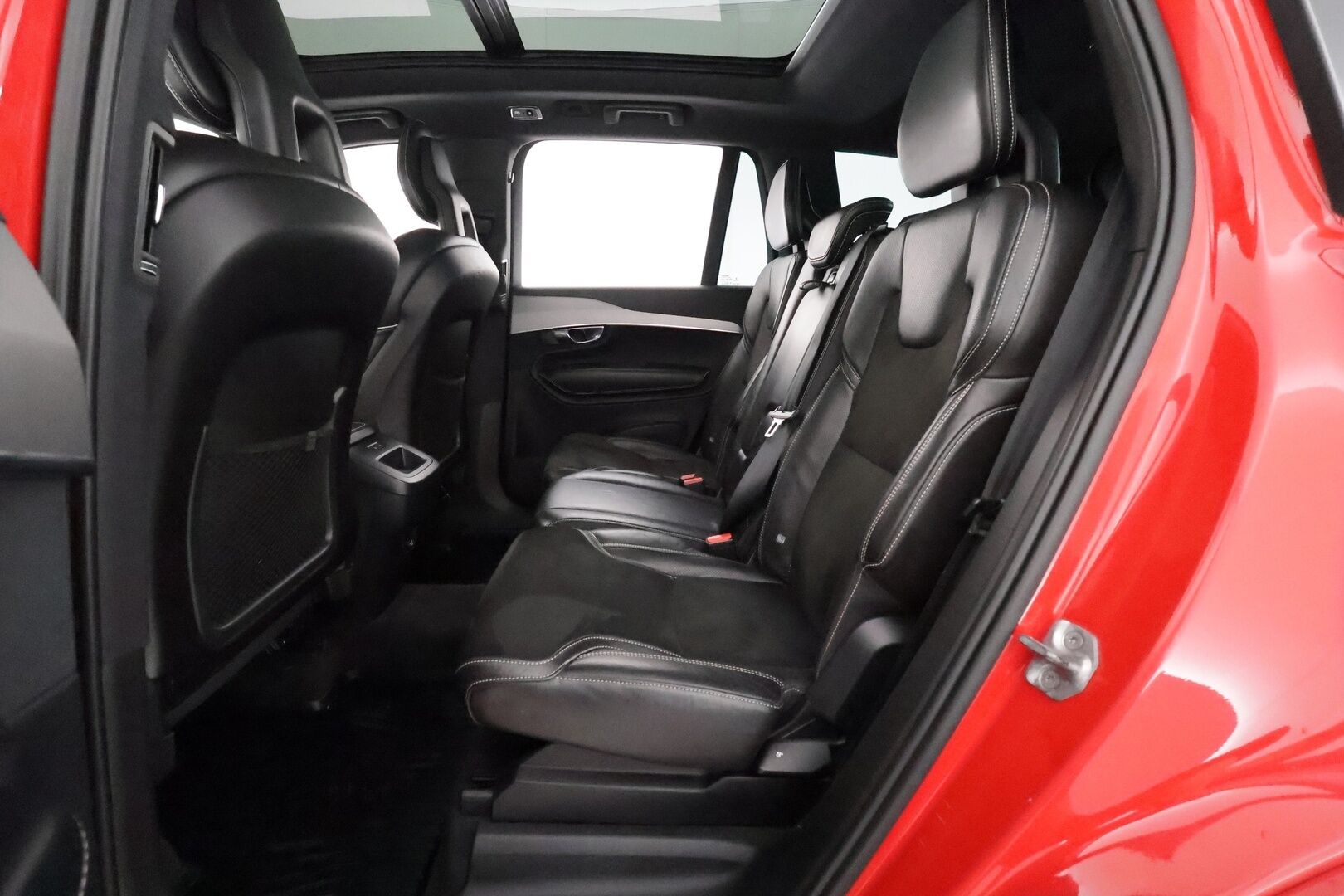 Volvo XC90 2016 D5 AWD R-Design aut 7-Paik **Panorama / ACC / HUD / Ilma-alusta / Sporttinahat Muistilla / Webasto / Koukku / Full-LED** - 3,99 % KORKOTARJOUS TÄHÄN AUTOON - Todella kattavilla varusteilla ja harvinaisella värillä Volvojen kuningas malli! / Juuri katsastettu!