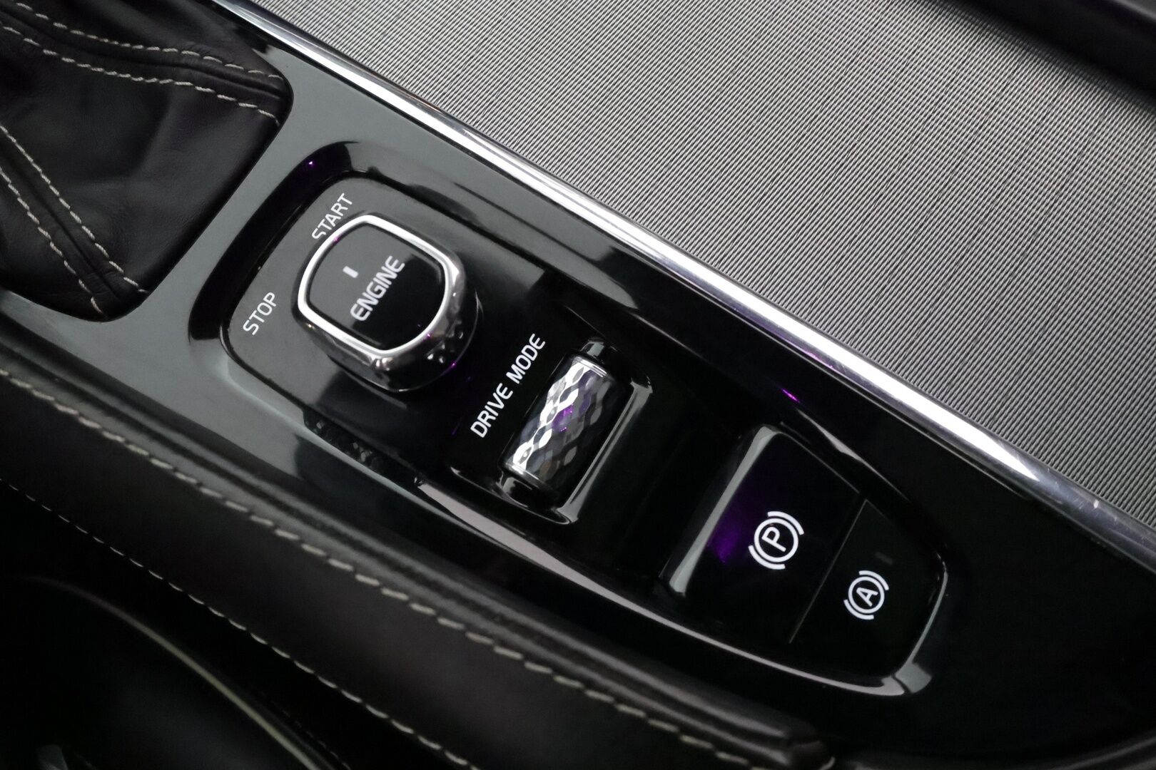 Volvo XC90 2016 D5 AWD R-Design aut 7-Paik **Panorama / ACC / HUD / Ilma-alusta / Sporttinahat Muistilla / Webasto / Koukku / Full-LED** - 3,99 % KORKOTARJOUS TÄHÄN AUTOON - Todella kattavilla varusteilla ja harvinaisella värillä Volvojen kuningas malli! / Juuri katsastettu!