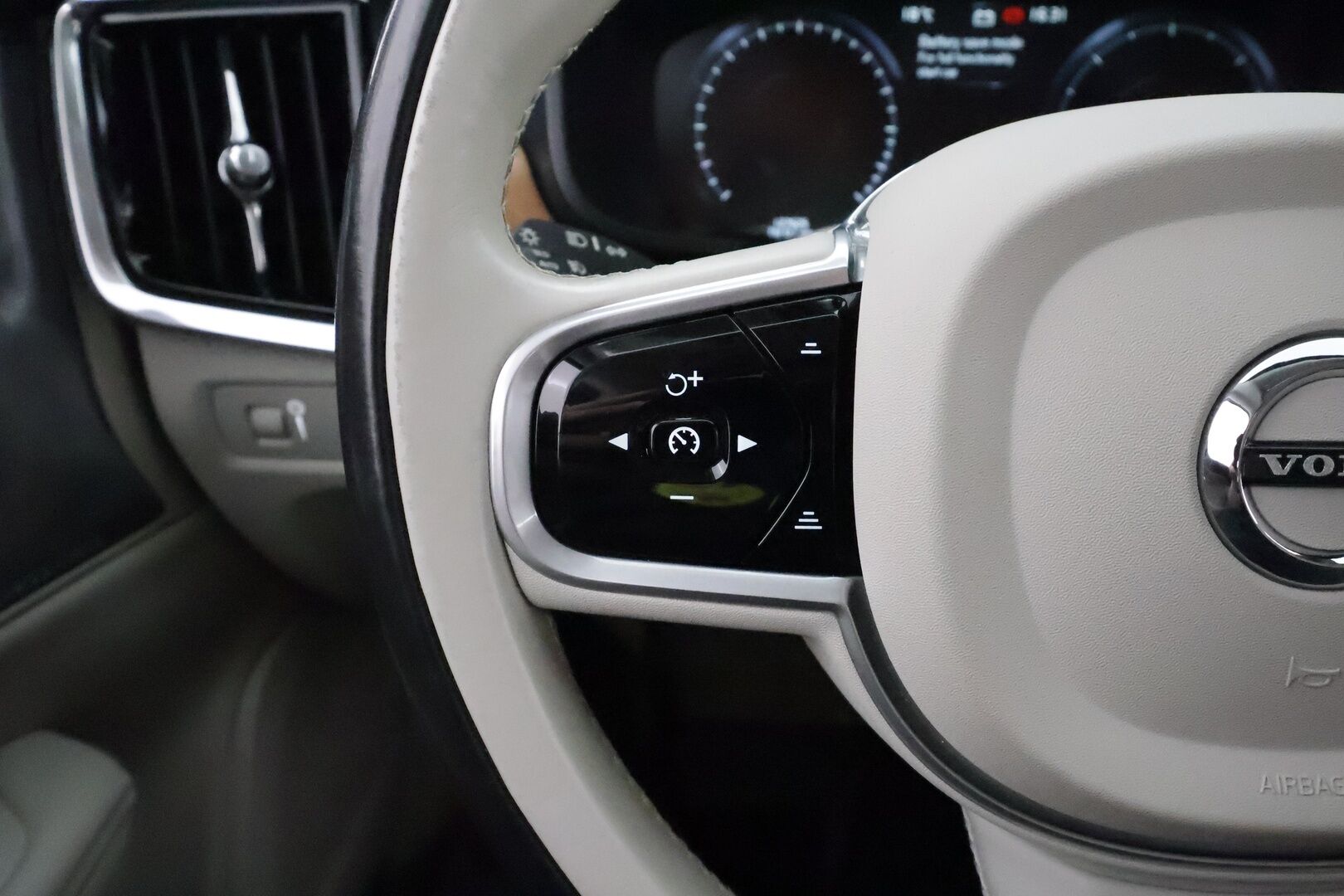 Volvo S90 2017 D5 AWD Inscription aut** Styling kit / Bowers&Wilkins / Webasto / Adapt.Vakkari / P.Kamera / Full-LED / Navi** - 3,99 % KORKOTARJOUS TÄHÄN AUTOON - Sporttinahat Muistilla / Kaistavahti / KeylessGO
