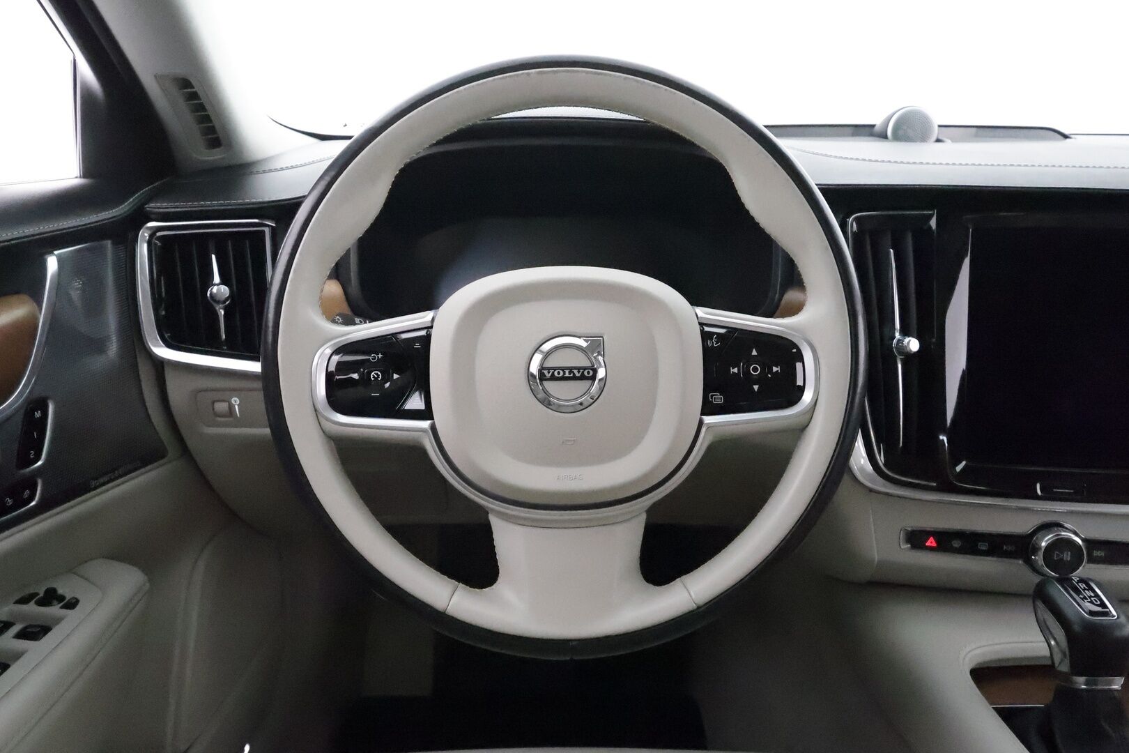 Volvo S90 2017 D5 AWD Inscription aut** Styling kit / Bowers&Wilkins / Webasto / Adapt.Vakkari / P.Kamera / Full-LED / Navi** - 3,99 % KORKOTARJOUS TÄHÄN AUTOON - Sporttinahat Muistilla / Kaistavahti / KeylessGO