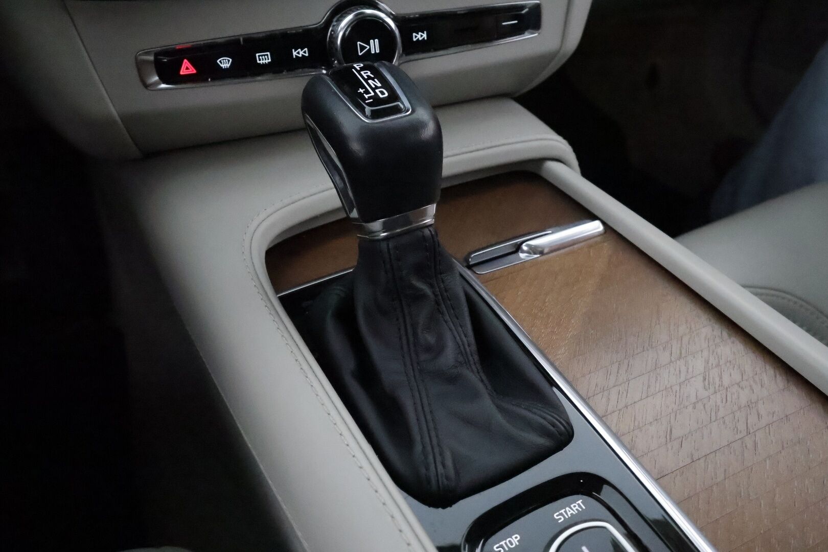 Volvo S90 2017 D5 AWD Inscription aut** Styling kit / Bowers&Wilkins / Webasto / Adapt.Vakkari / P.Kamera / Full-LED / Navi** - 3,99 % KORKOTARJOUS TÄHÄN AUTOON - Sporttinahat Muistilla / Kaistavahti / KeylessGO