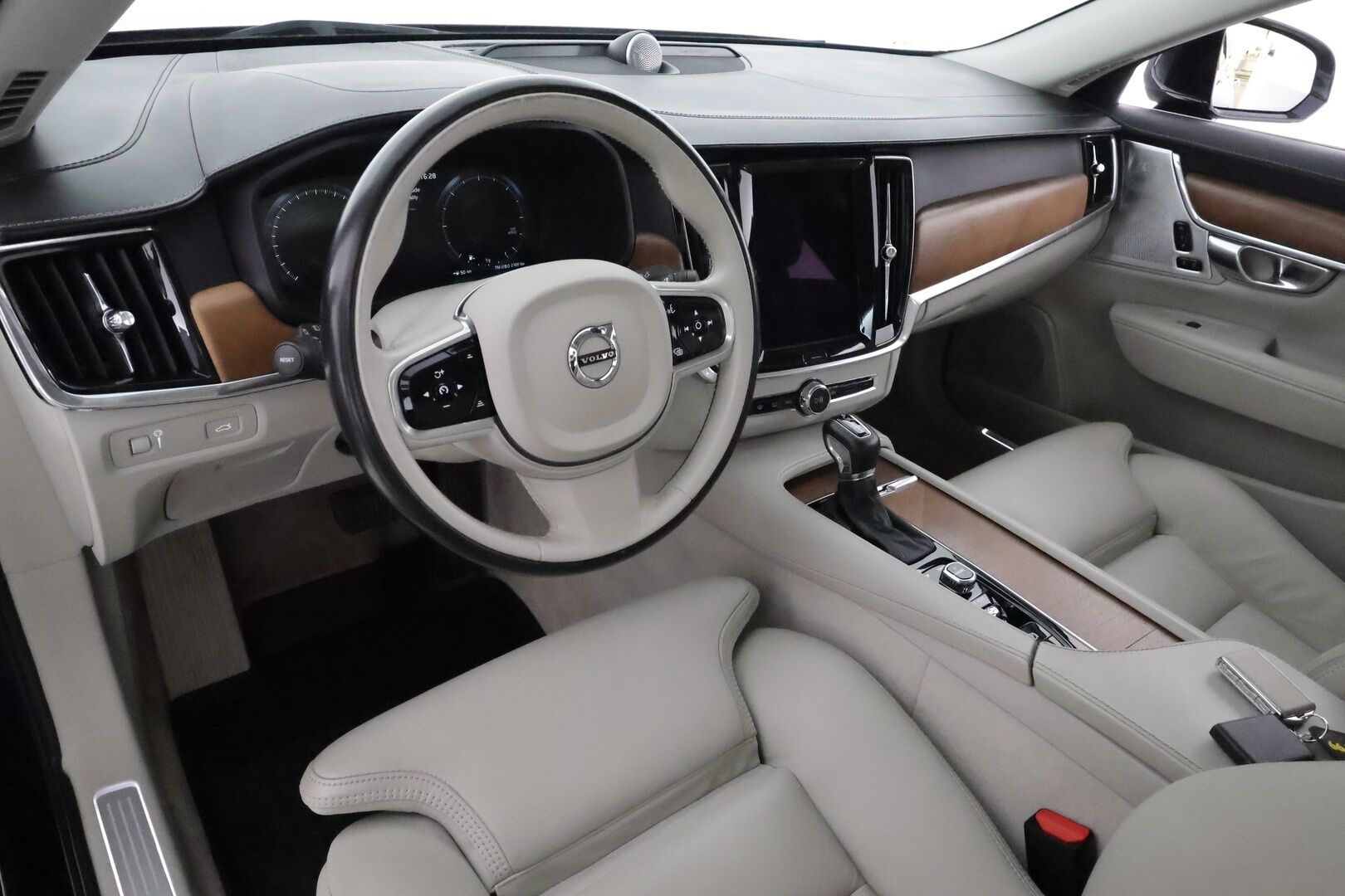 Volvo S90 2017 D5 AWD Inscription aut** Styling kit / Bowers&Wilkins / Webasto / Adapt.Vakkari / P.Kamera / Full-LED / Navi** - 3,99 % KORKOTARJOUS TÄHÄN AUTOON - Sporttinahat Muistilla / Kaistavahti / KeylessGO