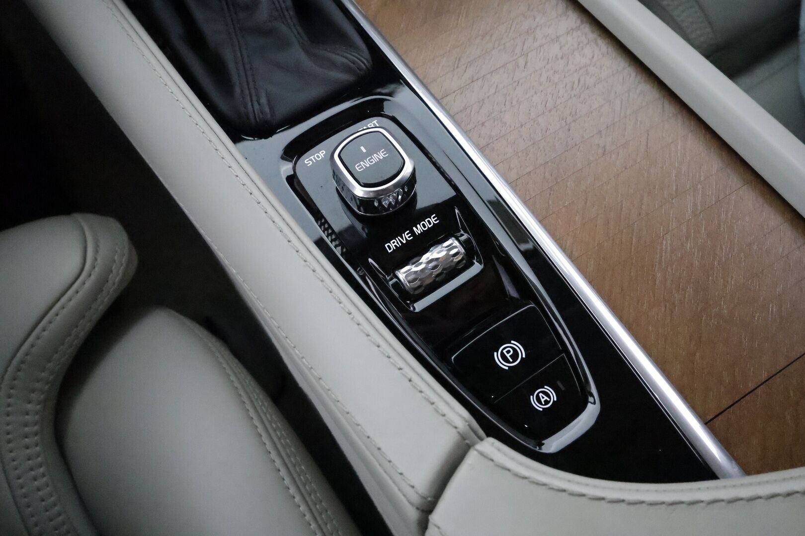 Volvo S90 2017 D5 AWD Inscription aut** Styling kit / Bowers&Wilkins / Webasto / Adapt.Vakkari / P.Kamera / Full-LED / Navi** - 3,99 % KORKOTARJOUS TÄHÄN AUTOON - Sporttinahat Muistilla / Kaistavahti / KeylessGO