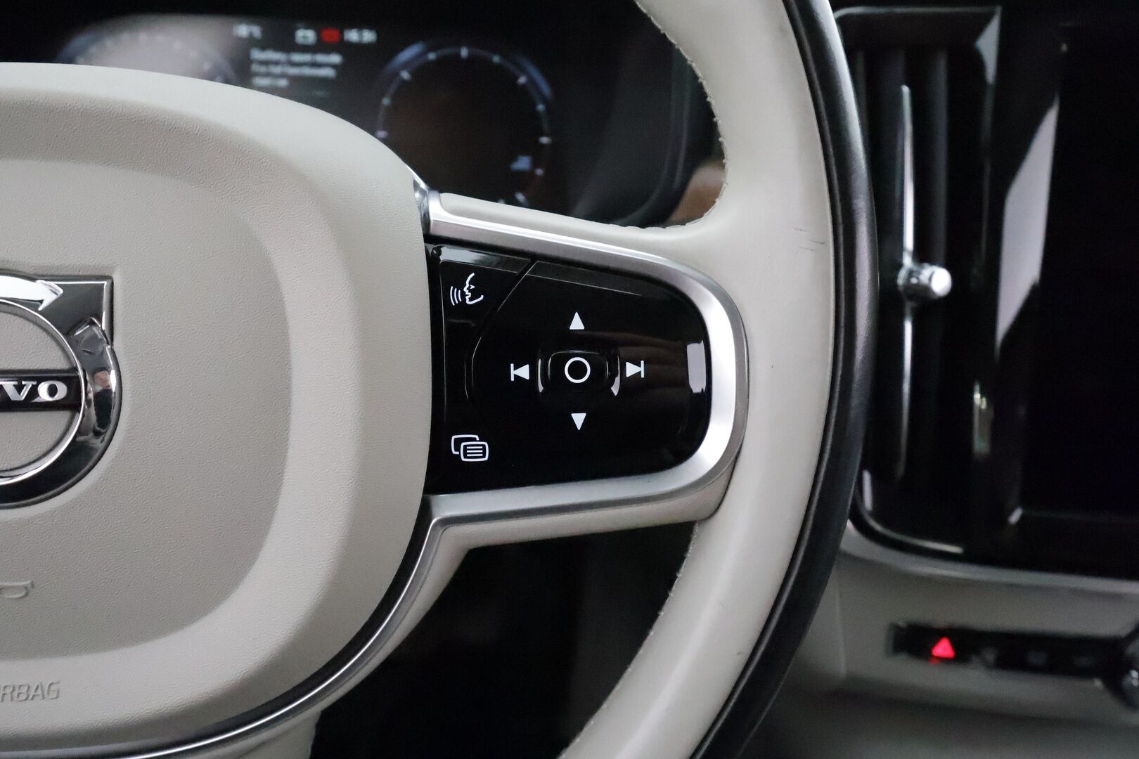 Volvo S90 2017 D5 AWD Inscription aut** Styling kit / Bowers&Wilkins / Webasto / Adapt.Vakkari / P.Kamera / Full-LED / Navi** - 3,99 % KORKOTARJOUS TÄHÄN AUTOON - Sporttinahat Muistilla / Kaistavahti / KeylessGO