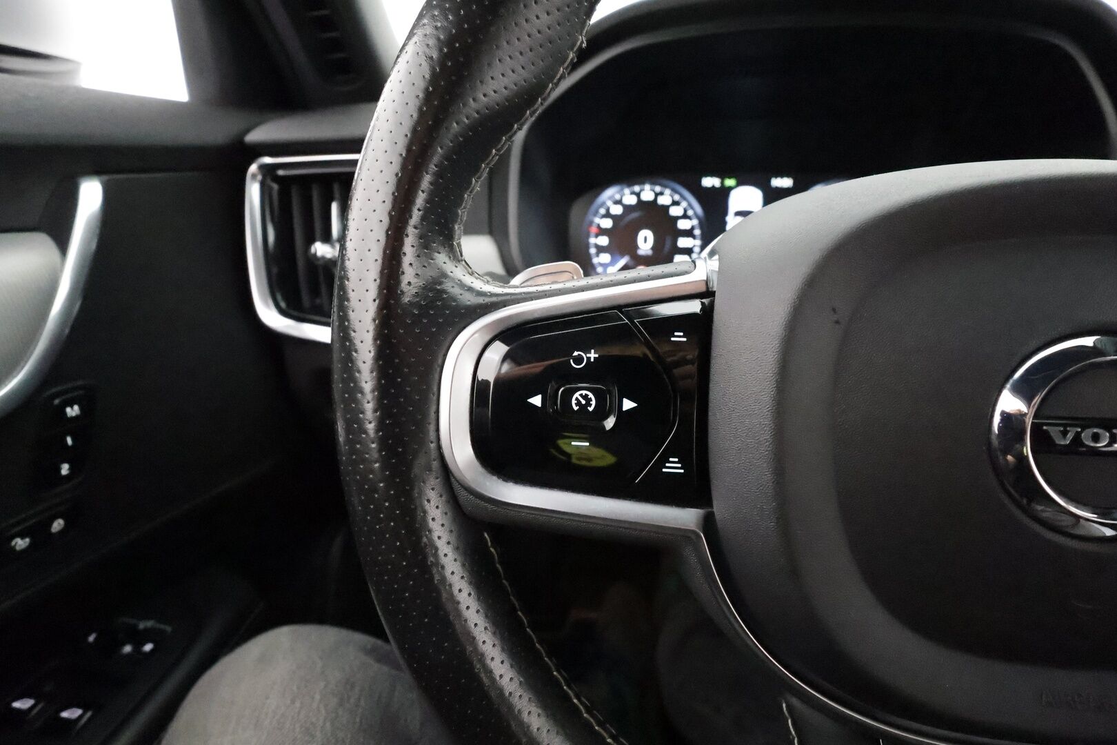 Volvo S90 2017 D4 AWD R-Design aut **Webasto / koukku / Adapt.Vakkari / P.Kamera / LED-valot / Sporttipenkki Muistilla / Navi** - Kaistavahti / KeylessGO / 2x Renkaat