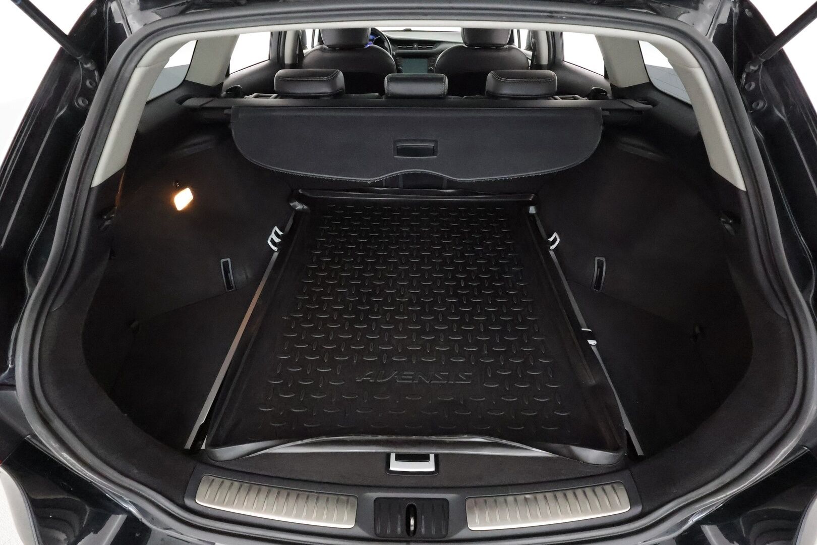 TOYOTA AVENSIS 2018 1,8 Valvematic Premium Touring Sports Multidrive S - Vetokoukku / Peruutuskamera / Lasikatto / Nahkasisusta / Adapt.LED / Lohko & Sisäp. / Muistipenkki / Poikkeukselliset Varusteet!