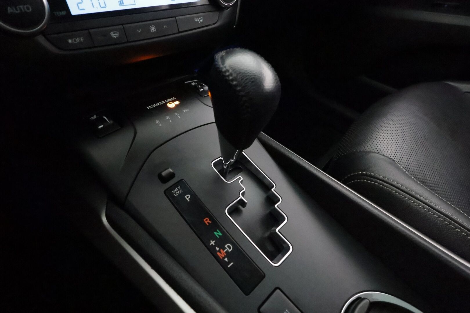 TOYOTA AVENSIS 2018 1,8 Valvematic Premium Touring Sports Multidrive S - Vetokoukku / Peruutuskamera / Lasikatto / Nahkasisusta / Adapt.LED / Lohko & Sisäp. / Muistipenkki / Poikkeukselliset Varusteet!