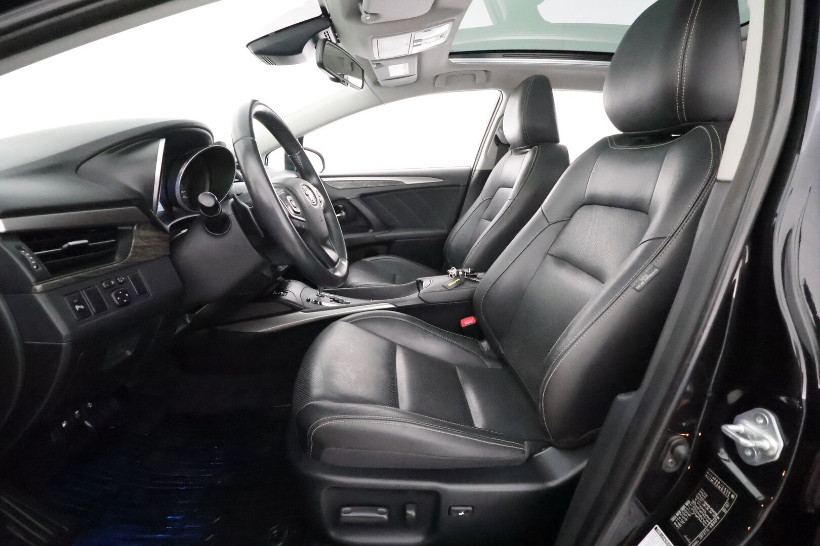 TOYOTA AVENSIS 2018 1,8 Valvematic Premium Touring Sports Multidrive S - Vetokoukku / Peruutuskamera / Lasikatto / Nahkasisusta / Adapt.LED / Lohko & Sisäp. / Muistipenkki / Poikkeukselliset Varusteet!