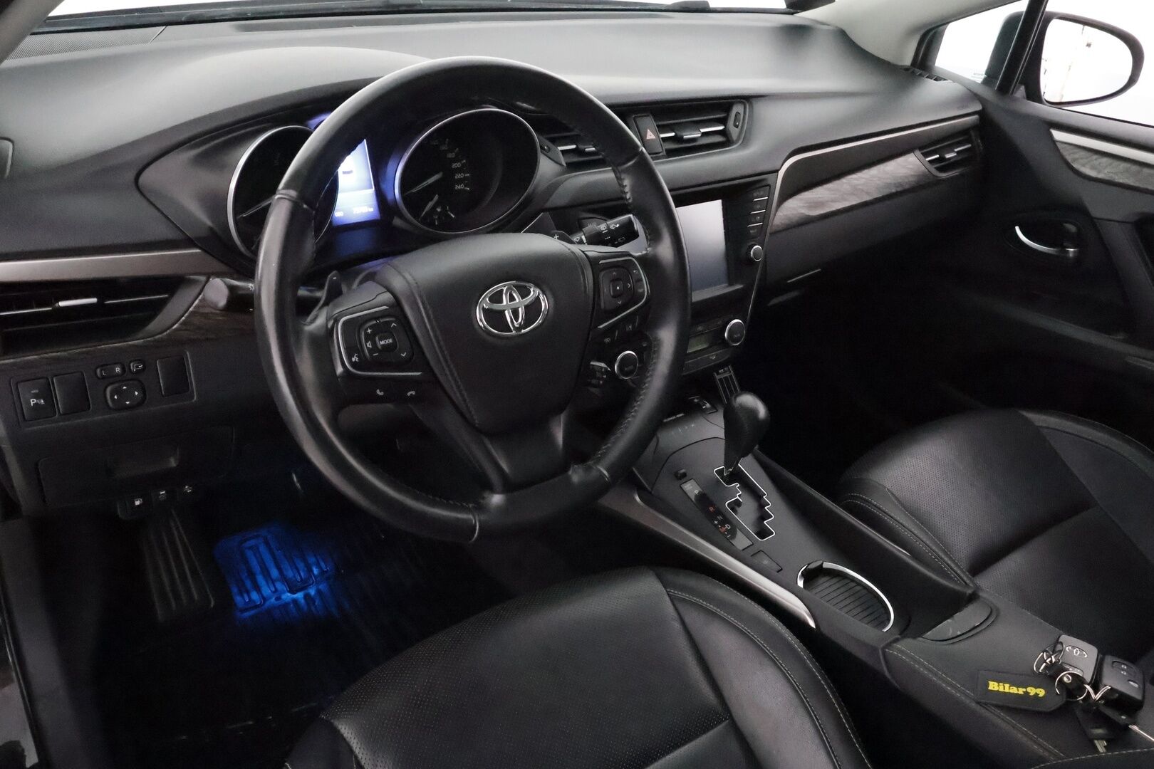 TOYOTA AVENSIS 2018 1,8 Valvematic Premium Touring Sports Multidrive S - Vetokoukku / Peruutuskamera / Lasikatto / Nahkasisusta / Adapt.LED / Lohko & Sisäp. / Muistipenkki / Poikkeukselliset Varusteet!