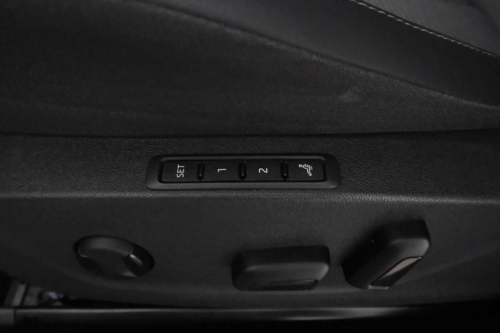 SKODA ENYAQ 2022 iV80 *Panorama / Lämpöpumppu / Koukku / ACC / Matrix-LED / Hierova Muistipenkki / Kamera / Navi* - SoH 94,68 % / kahdet renkaat vanteilla / Huippusiisti!