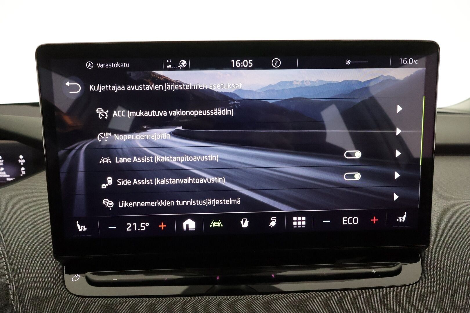SKODA ENYAQ 2022 iV80 *Panorama / Lämpöpumppu / Koukku / ACC / Matrix-LED / Hierova Muistipenkki / Kamera / Navi* - SoH 94,68 % / kahdet renkaat vanteilla / Huippusiisti!