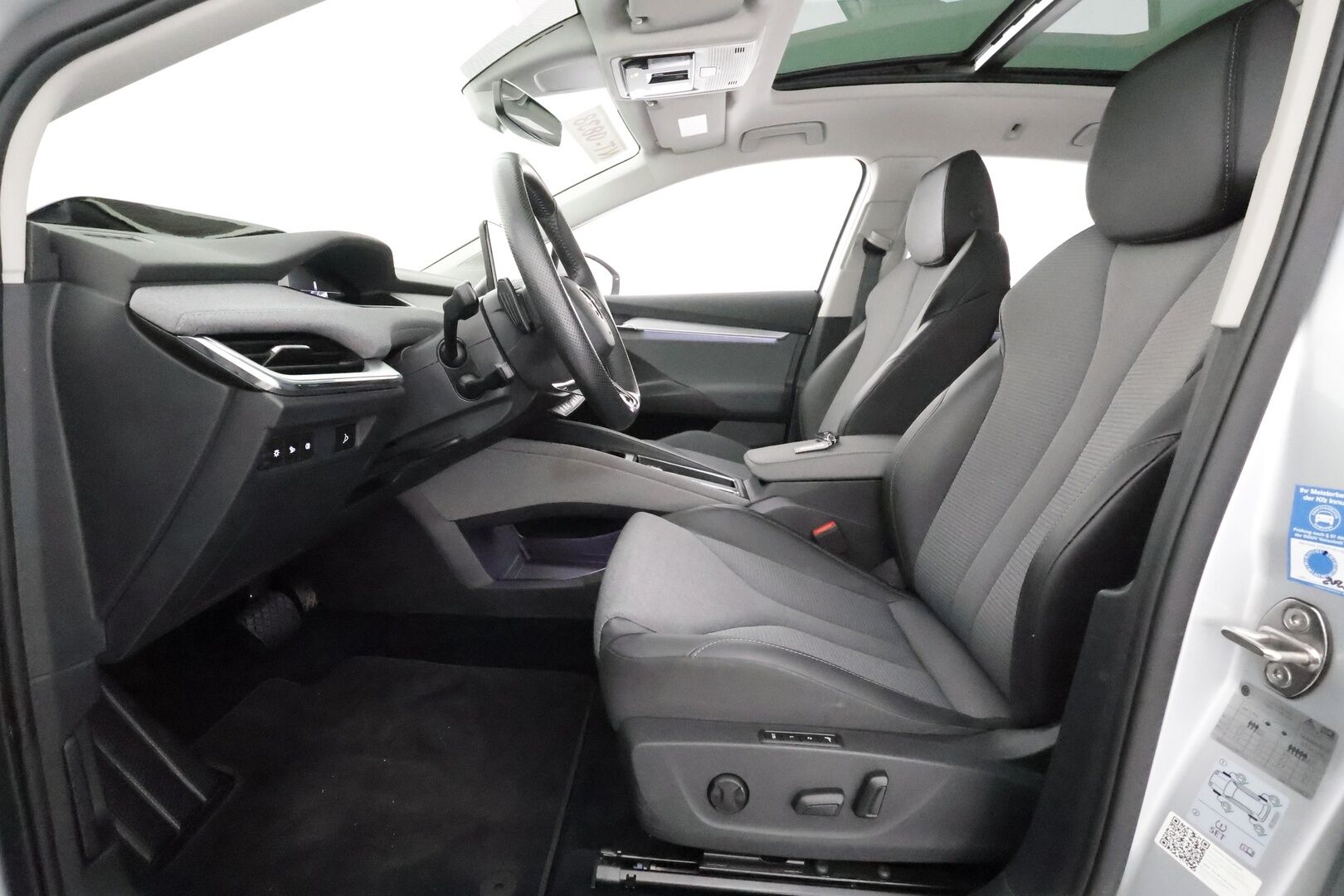 SKODA ENYAQ 2022 iV80 *Panorama / Lämpöpumppu / Koukku / ACC / Matrix-LED / Hierova Muistipenkki / Kamera / Navi* - SoH 94,68 % / kahdet renkaat vanteilla / Huippusiisti!
