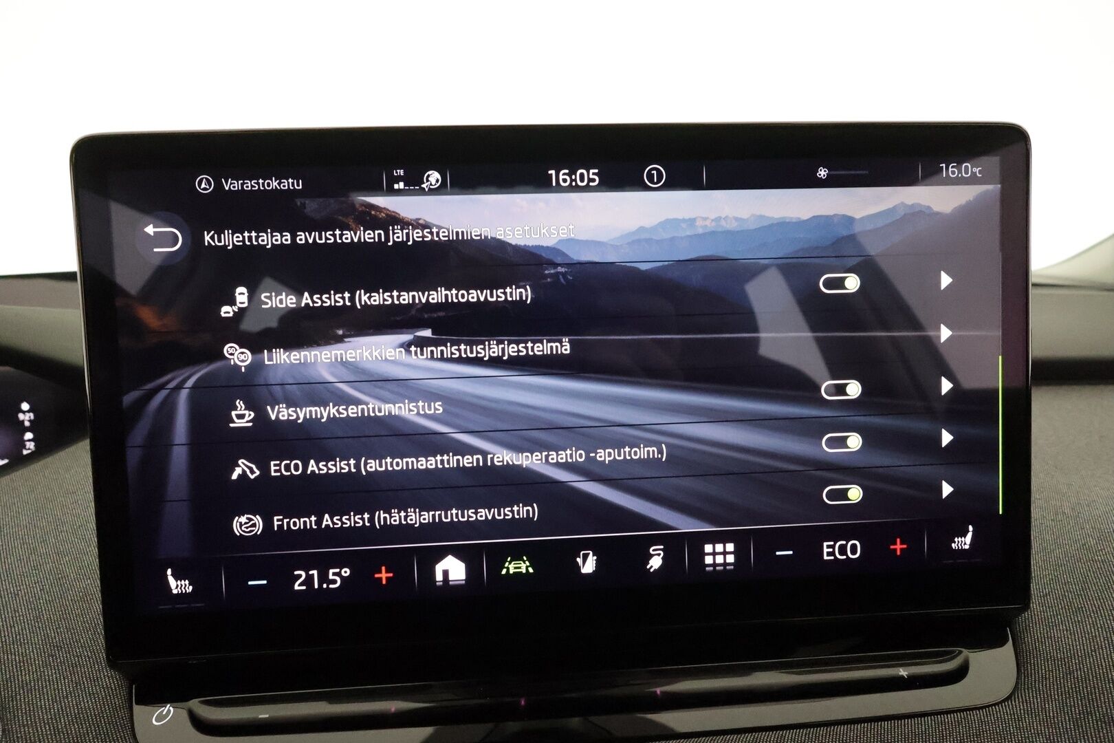 SKODA ENYAQ 2022 iV80 *Panorama / Lämpöpumppu / Koukku / ACC / Matrix-LED / Hierova Muistipenkki / Kamera / Navi* - SoH 94,68 % / kahdet renkaat vanteilla / Huippusiisti!
