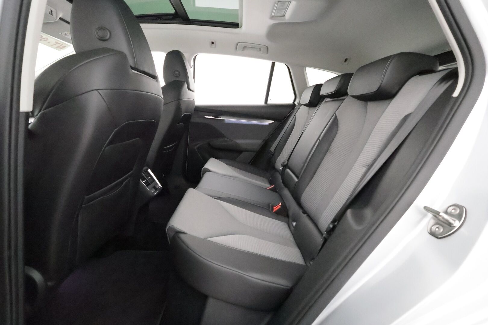 SKODA ENYAQ 2022 iV80 *Panorama / Lämpöpumppu / Koukku / ACC / Matrix-LED / Hierova Muistipenkki / Kamera / Navi* - SoH 94,68 % / kahdet renkaat vanteilla / Huippusiisti!