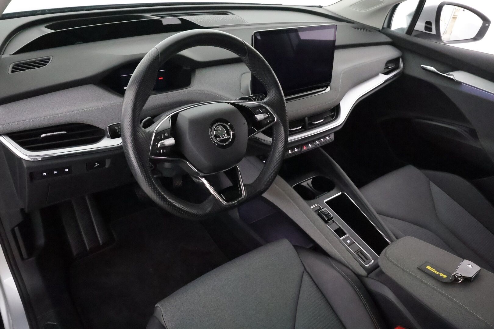 SKODA ENYAQ 2022 iV80 *Panorama / Lämpöpumppu / Koukku / ACC / Matrix-LED / Hierova Muistipenkki / Kamera / Navi* - SoH 94,68 % / kahdet renkaat vanteilla / Huippusiisti!