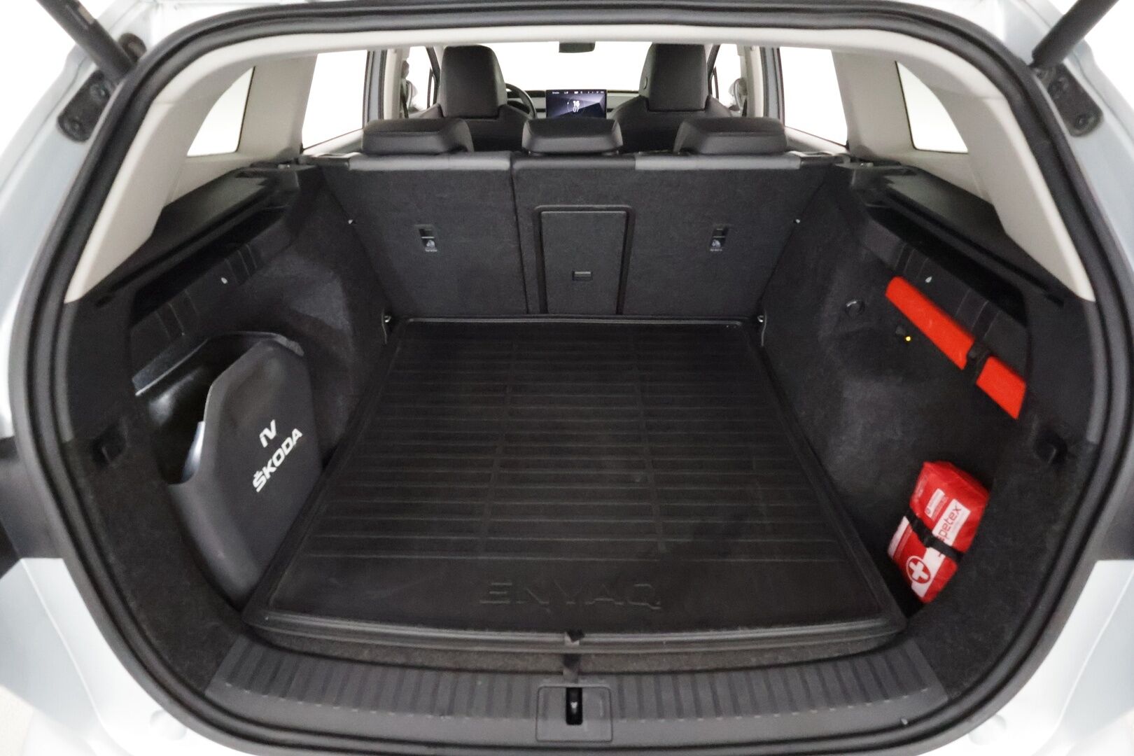 SKODA ENYAQ 2022 iV80 *Panorama / Lämpöpumppu / Koukku / ACC / Matrix-LED / Hierova Muistipenkki / Kamera / Navi* - SoH 94,68 % / kahdet renkaat vanteilla / Huippusiisti!