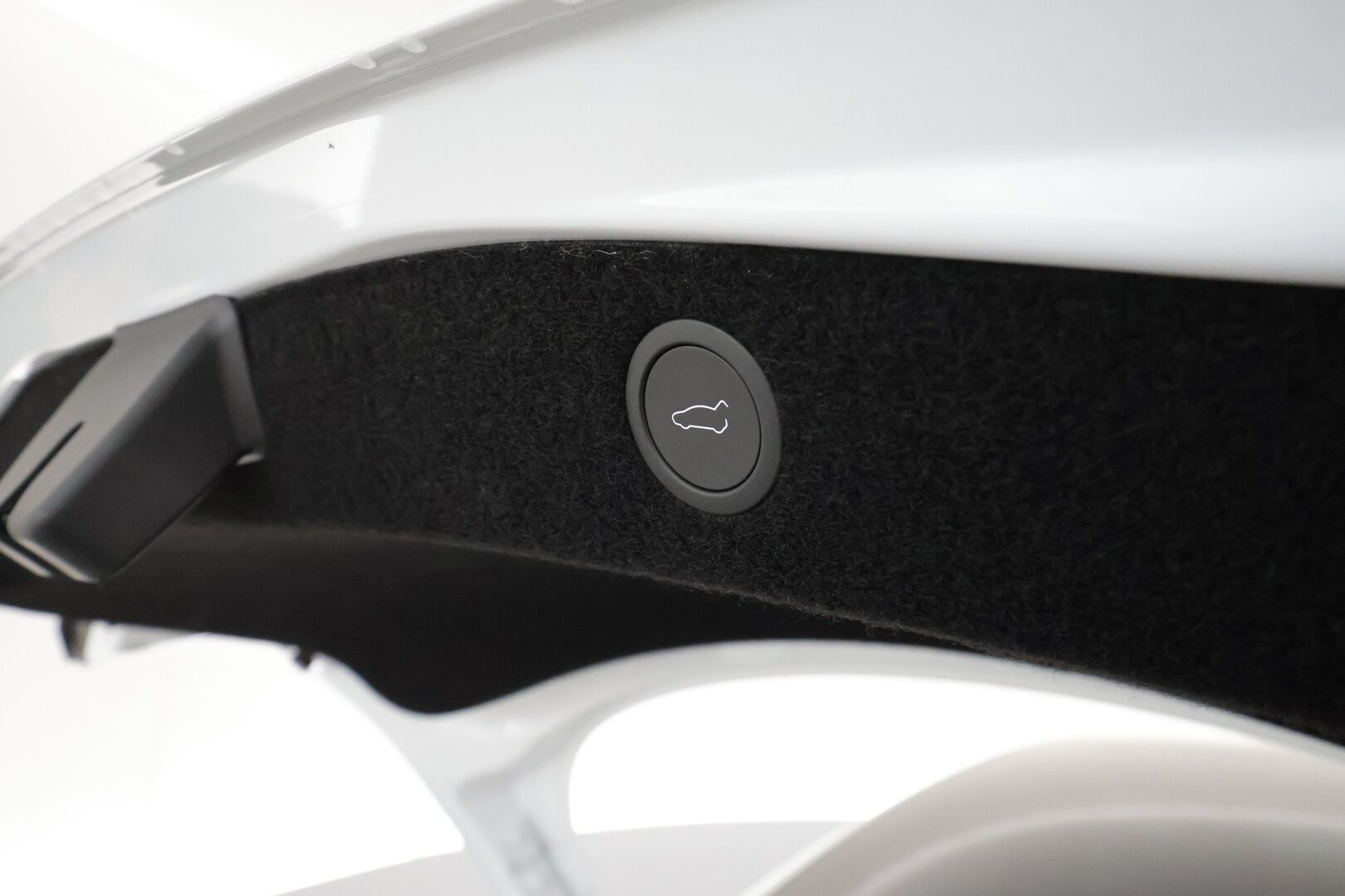 TESLA MODEL 3 2024 Long Range **Lämpöpumppu / Lasikatto / Adapt.Vakkari / Matrix-LED / P.Kamera / Ilmastoidut nahat / Navi / Kaistavahti** - 3,99 % KORKOTARJOUS TÄHÄN AUTOON - Premium Audio / 2x Renkaat