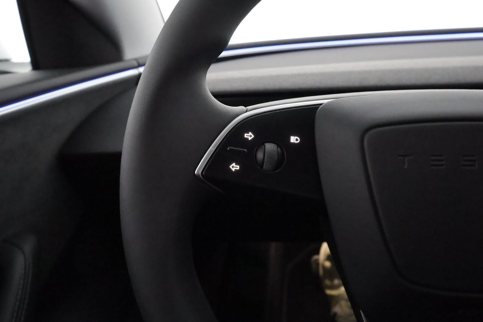 TESLA MODEL 3 2024 Long Range **Lämpöpumppu / Lasikatto / Adapt.Vakkari / Matrix-LED / P.Kamera / Ilmastoidut nahat / Navi / Kaistavahti** - 3,99 % KORKOTARJOUS TÄHÄN AUTOON - Premium Audio / 2x Renkaat