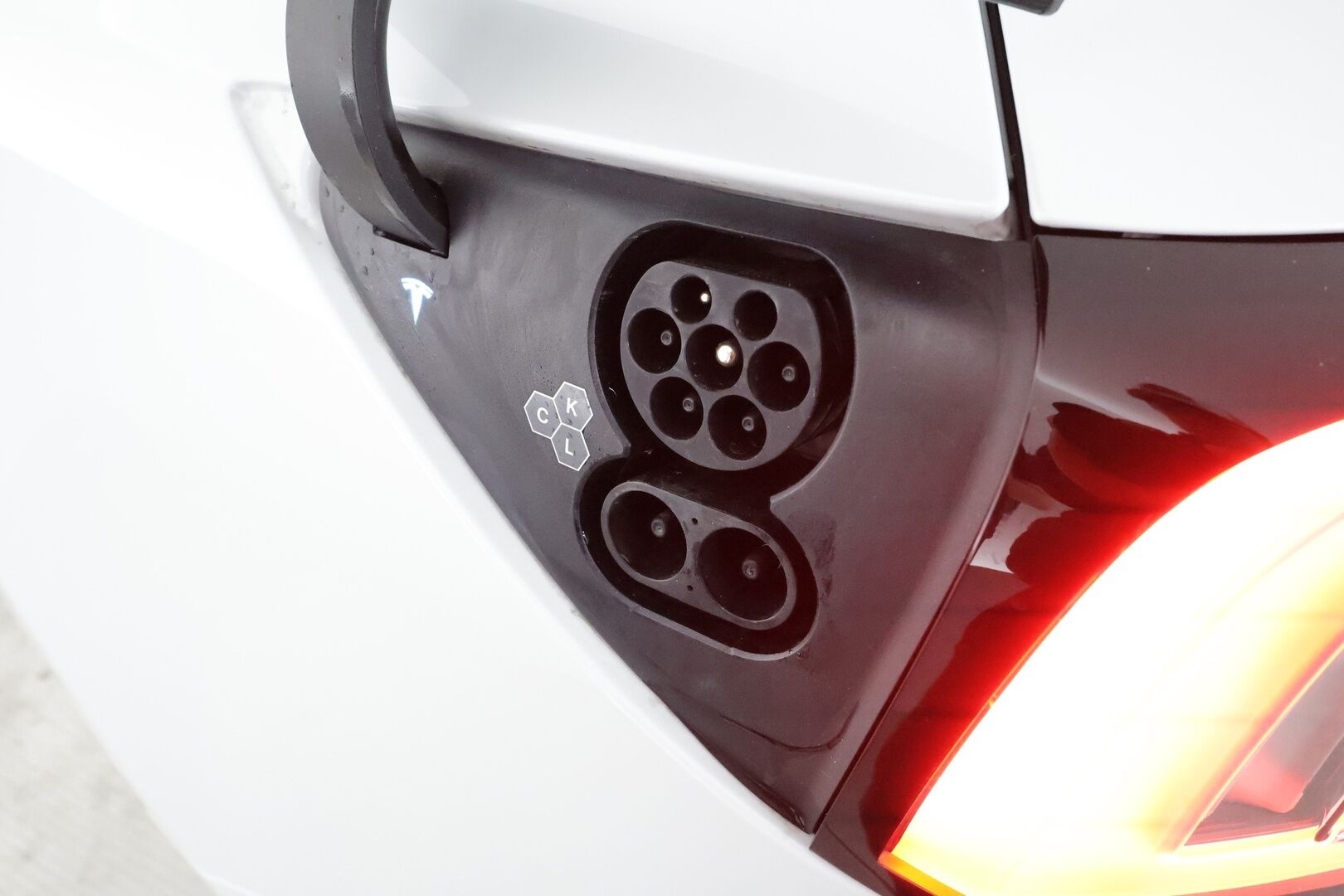 TESLA MODEL 3 2024 Long Range **Lämpöpumppu / Lasikatto / Adapt.Vakkari / Matrix-LED / P.Kamera / Ilmastoidut nahat / Navi / Kaistavahti** - 3,99 % KORKOTARJOUS TÄHÄN AUTOON - Premium Audio / 2x Renkaat