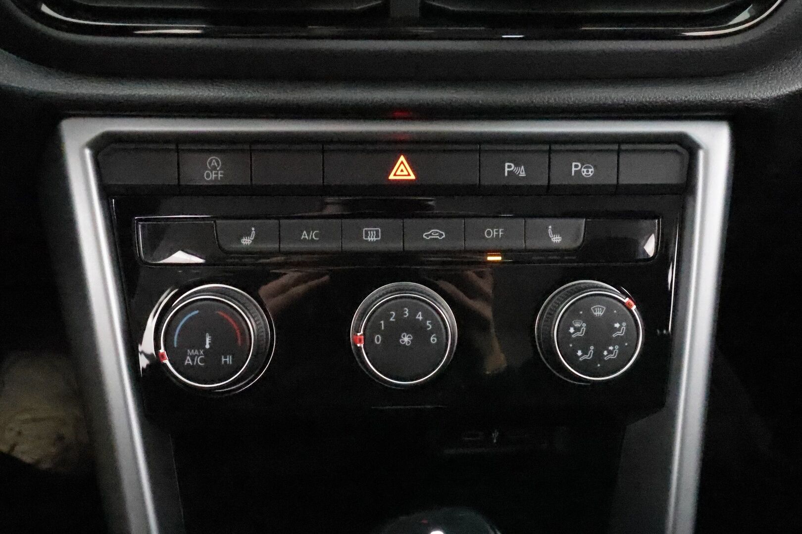 VOLKSWAGEN T-ROC 2022 Comfort Business 1,5 TSI EVO DSG ** Adapt.Vakkari / P.Tutkat / LED-valot / Koukku /  Kaistavahti / Apple&Android ** - Merkkihuollettu / 2x Renkaat