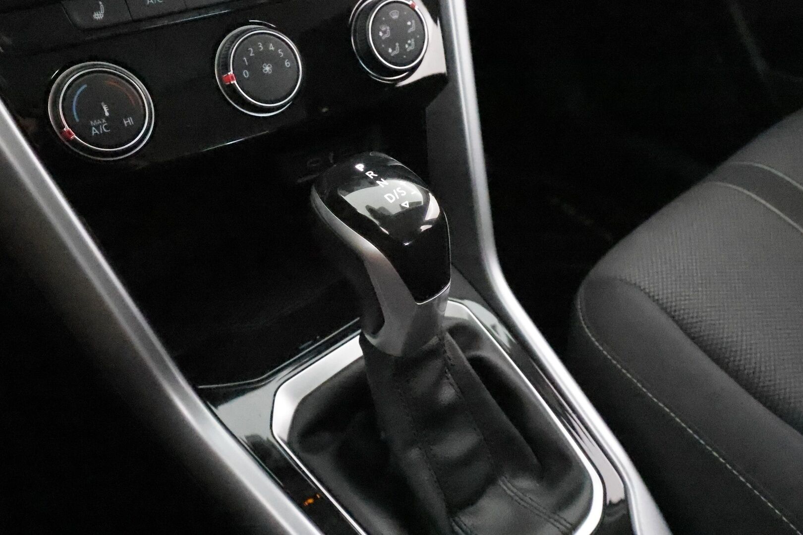 VOLKSWAGEN T-ROC 2022 Comfort Business 1,5 TSI EVO DSG ** Adapt.Vakkari / P.Tutkat / LED-valot / Koukku /  Kaistavahti / Apple&Android ** - Merkkihuollettu / 2x Renkaat