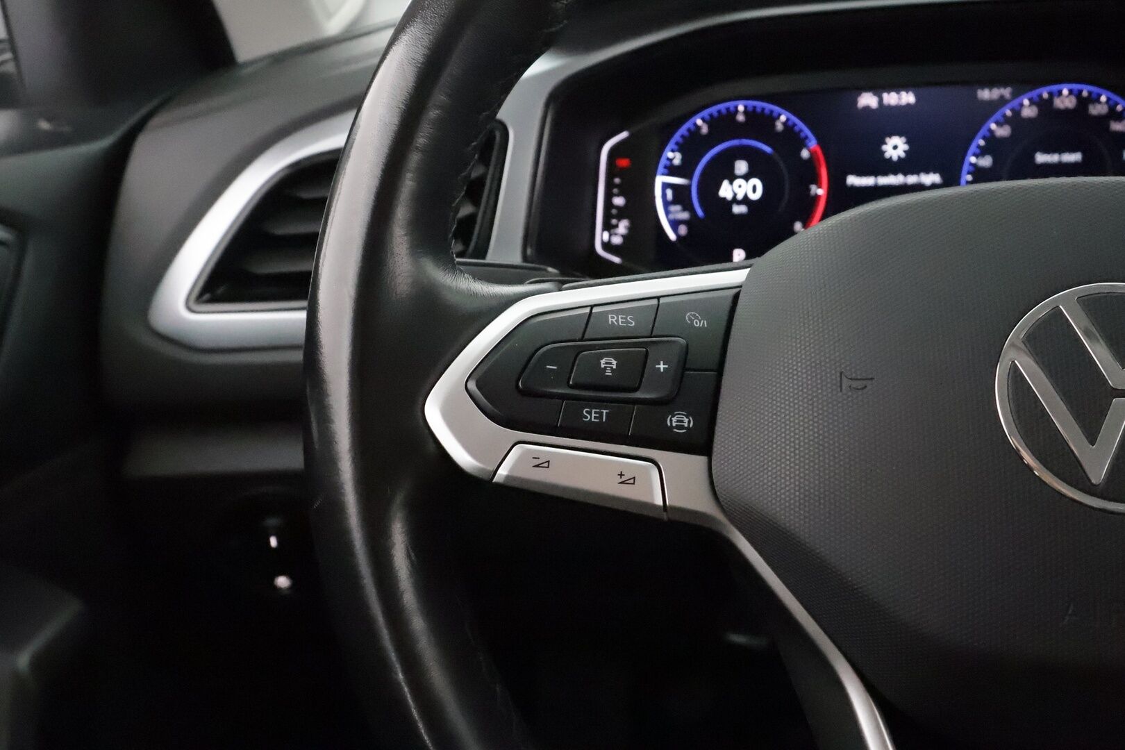 VOLKSWAGEN T-ROC 2022 Comfort Business 1,5 TSI EVO DSG ** Adapt.Vakkari / P.Tutkat / LED-valot / Koukku /  Kaistavahti / Apple&Android ** - Merkkihuollettu / 2x Renkaat
