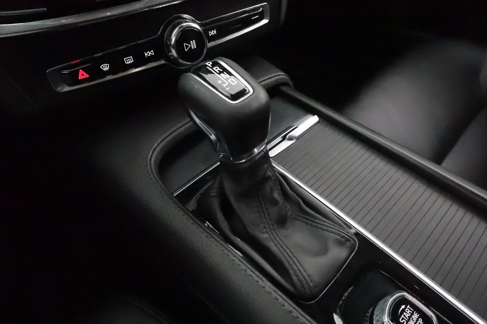 Volvo V90 2020 D4 Momentum aut. **Webasto / Adapt.Vakkari / P.Kamera / LED-valot / Nahkaverhoilu / Navi / Kaistavahti / KeylessGO** - Goodyear kesärenkaat / Jakopää tehty /  iso perheauto!