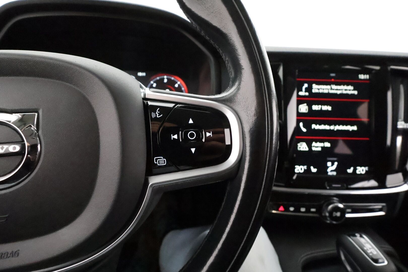 Volvo V90 2020 D4 Momentum aut. **Webasto / Adapt.Vakkari / P.Kamera / LED-valot / Nahkaverhoilu / Navi / Kaistavahti / KeylessGO** - Goodyear kesärenkaat / Jakopää tehty /  iso perheauto!