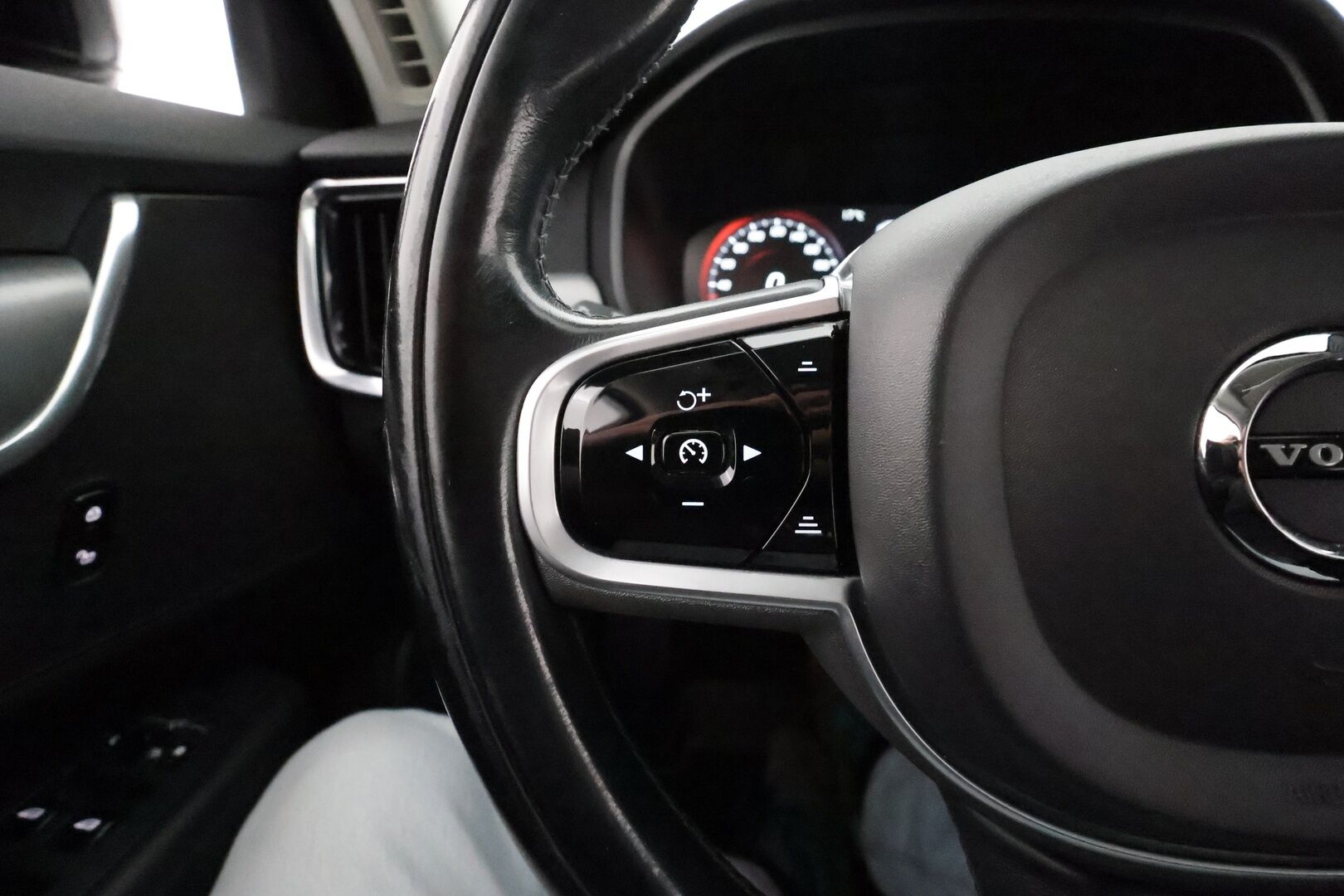 Volvo V90 2020 D4 Momentum aut. **Webasto / Adapt.Vakkari / P.Kamera / LED-valot / Nahkaverhoilu / Navi / Kaistavahti / KeylessGO** - Goodyear kesärenkaat / Jakopää tehty /  iso perheauto!