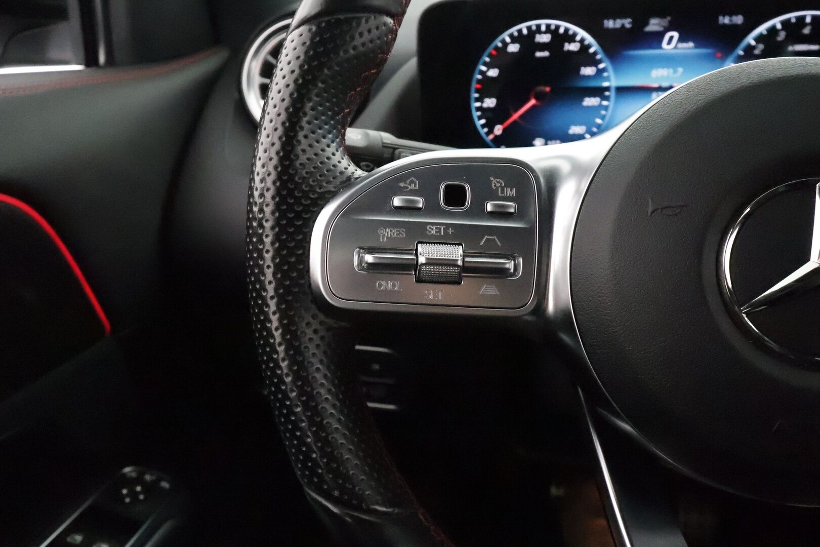 MERCEDES-BENZ GLA 2022 250 e A Business EQ Power AMG ** Widescreen / Adapt.Vakkari / P.kamera / Multibeam-LED / Sporttipenkki / Navi ** - 3,99 % KORKOTARJOUS TÄHÄN AUTOON - Akku Kuntotarkistettu!