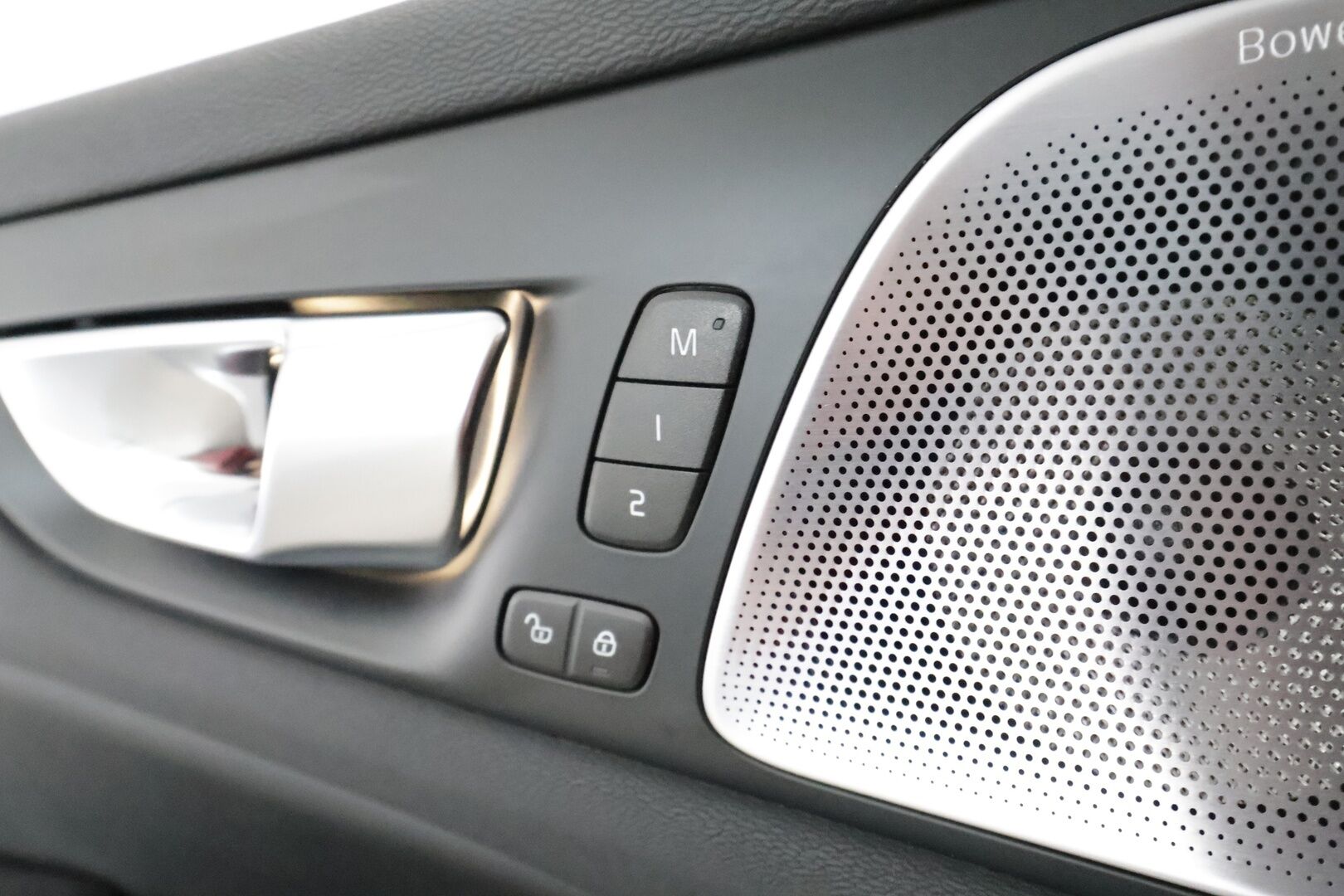 Volvo S60 2023 T8 AWD Long Range High Performance Ultimate Dark aut **Bowers&Wilkins / Kattoluukku / 360° / Muistipenkit** - Akku kuntotarkistettu / HUD / Koukku / Sporttinahat / Full LED / Facelift / Merkkihuollettu / Kahdet renkaat aluvanteilla / Erittäin hieno!
