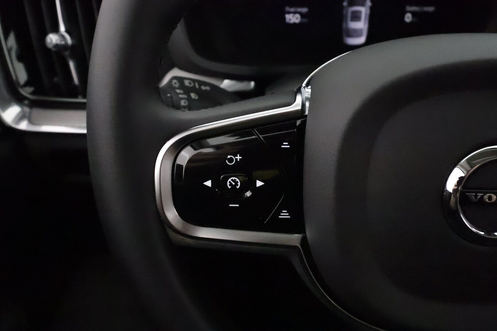 Volvo S60 2023 T8 AWD Long Range High Performance Ultimate Dark aut **Bowers&Wilkins / Kattoluukku / 360° / Muistipenkit** - Akku kuntotarkistettu / HUD / Koukku / Sporttinahat / Full LED / Facelift / Merkkihuollettu / Kahdet renkaat aluvanteilla / Erittäin hieno!